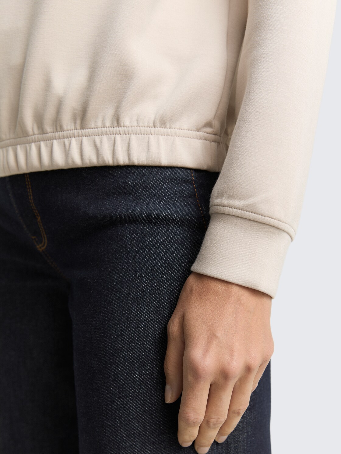 Scuba Sweatshirt mit Strasssteinen - sand stone beige - Detail-Model-Ansicht