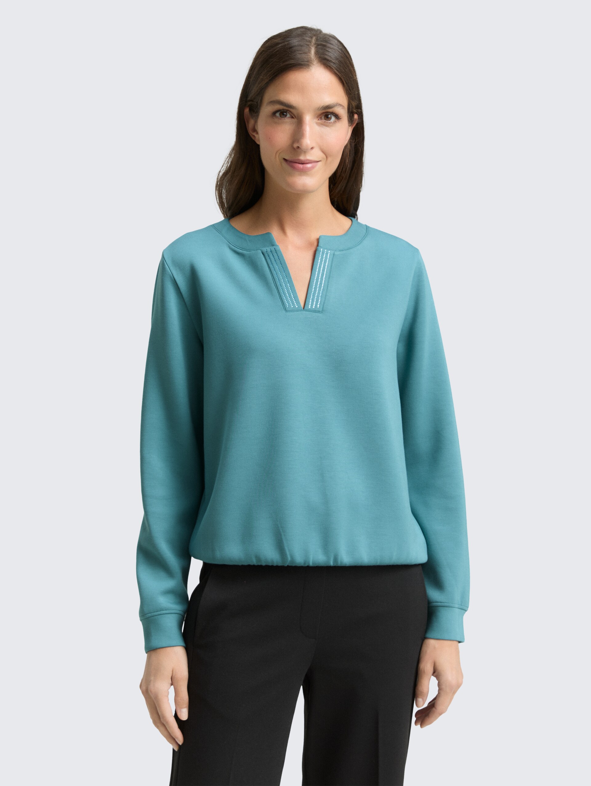 Scuba Sweatshirt mit Strasssteinen - tropical teal - Ausschnitt Model-Vorderansicht