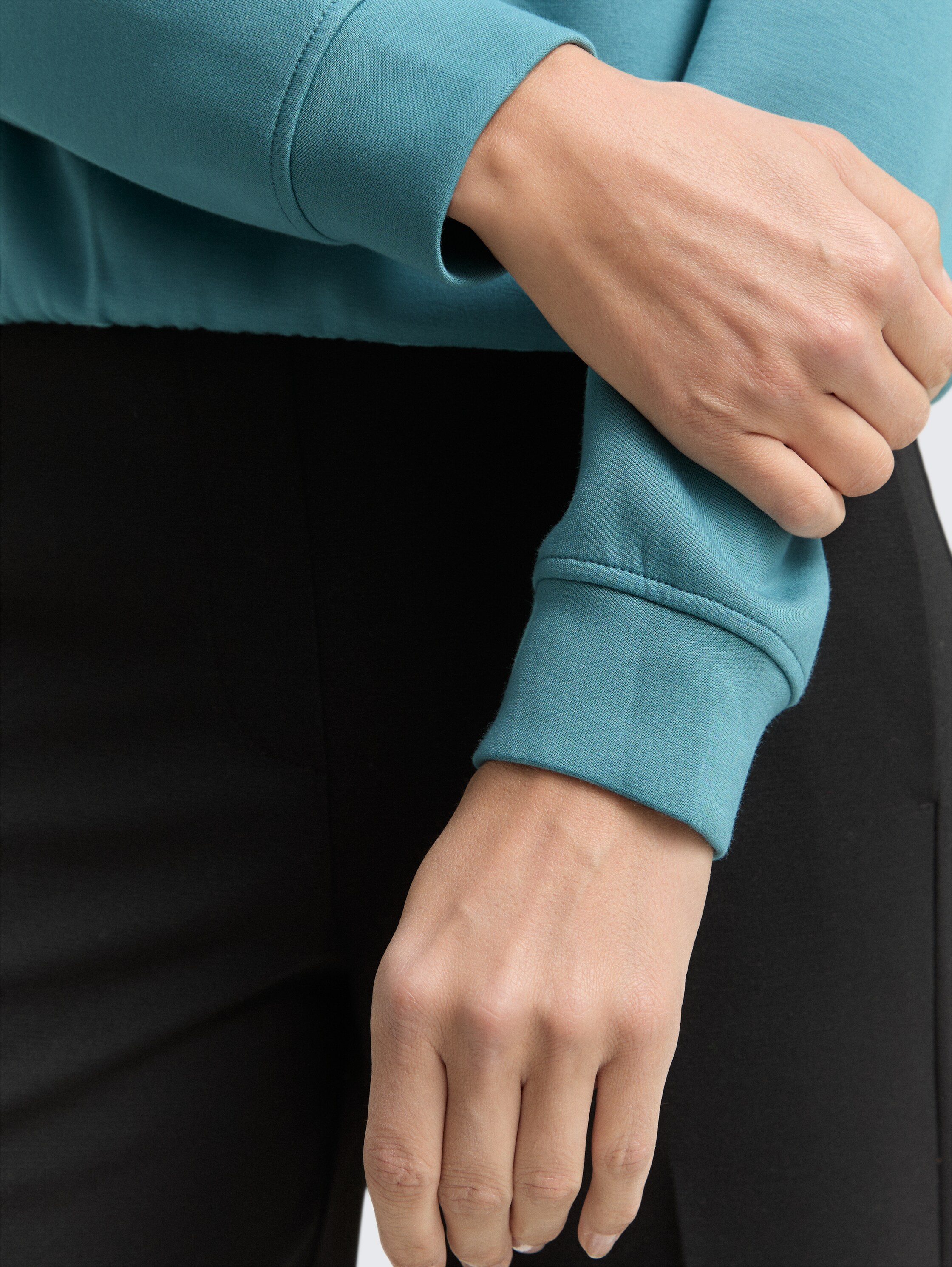 Scuba Sweatshirt mit Strasssteinen - tropical teal - Detail-Model-Ansicht