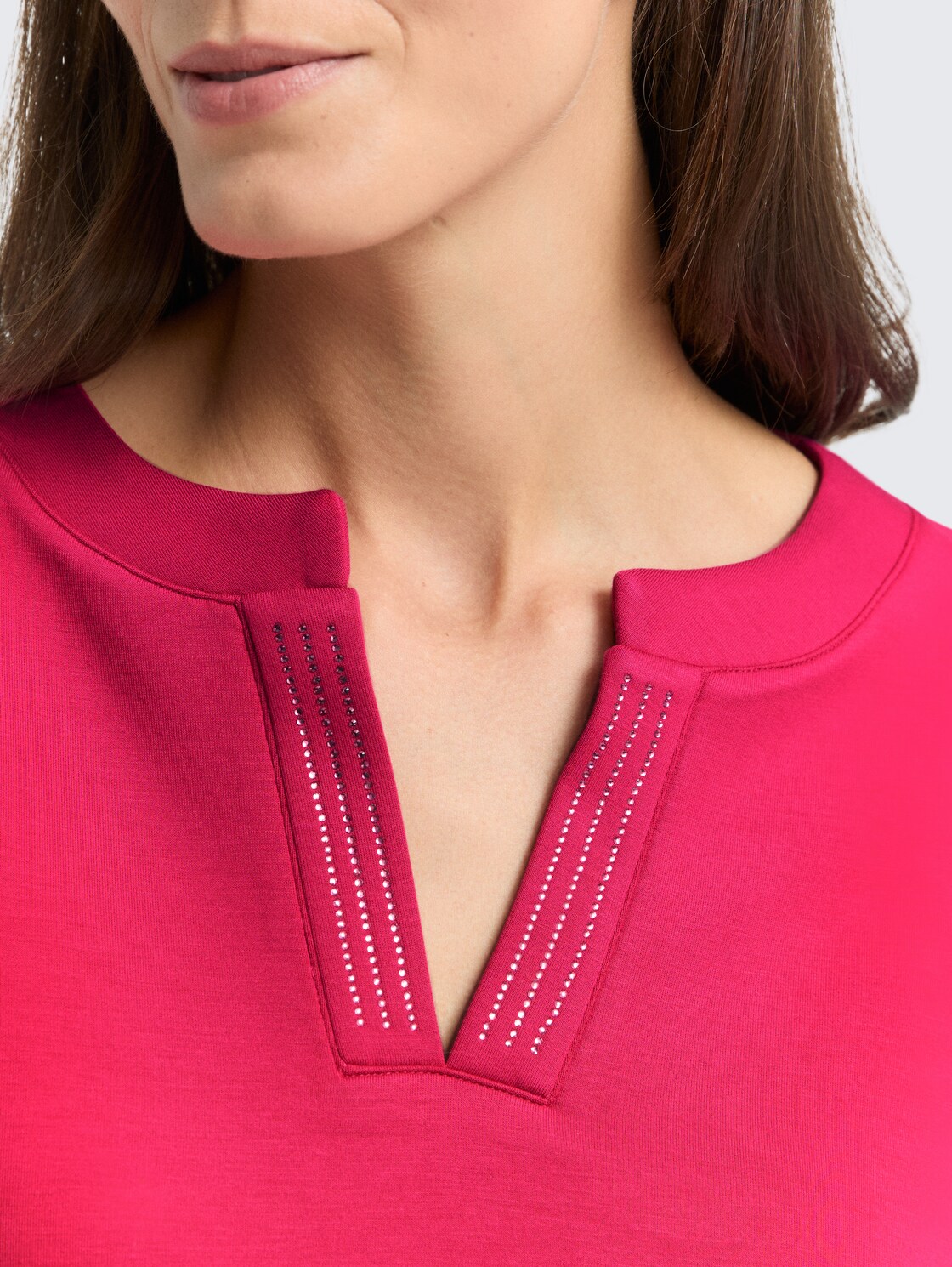 Scuba Sweatshirt mit Strasssteinen - dark pink - Detail-Model-Ansicht