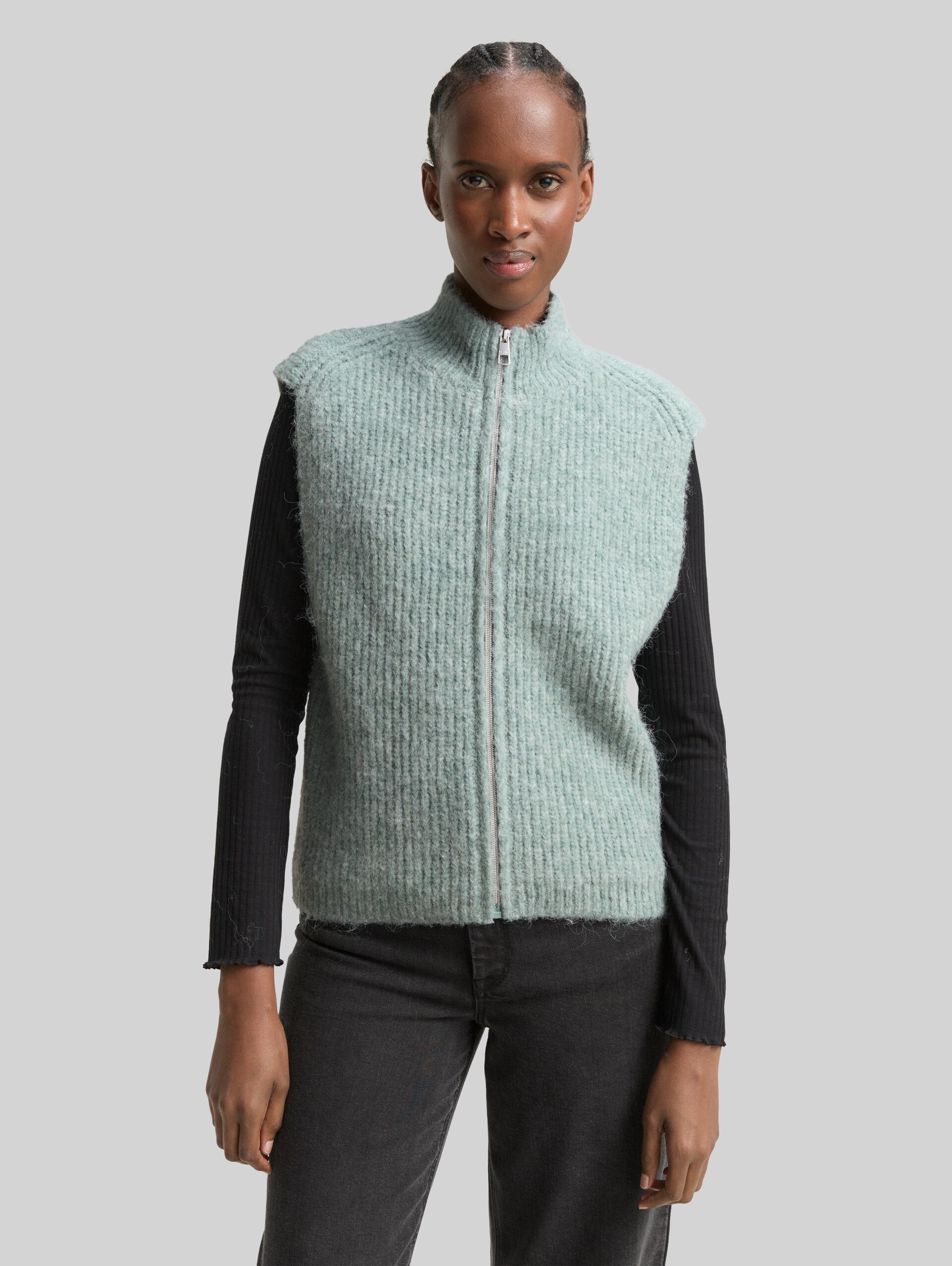Sleeveless jumper with stand-up collar - Silver Cloud Blue Melange - Neckline model front view