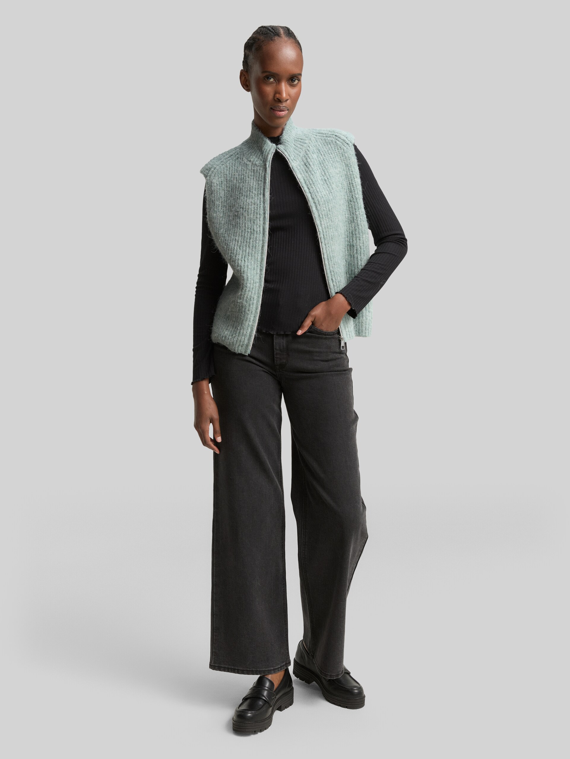 Sleeveless jumper with stand-up collar - Silver Cloud Blue Melange - Model front view