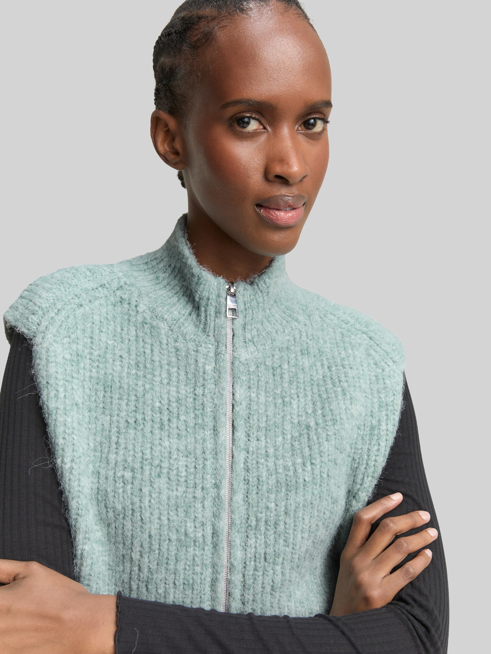 Sleeveless jumper with stand-up collar - Silver Cloud Blue Melange - Detail model view