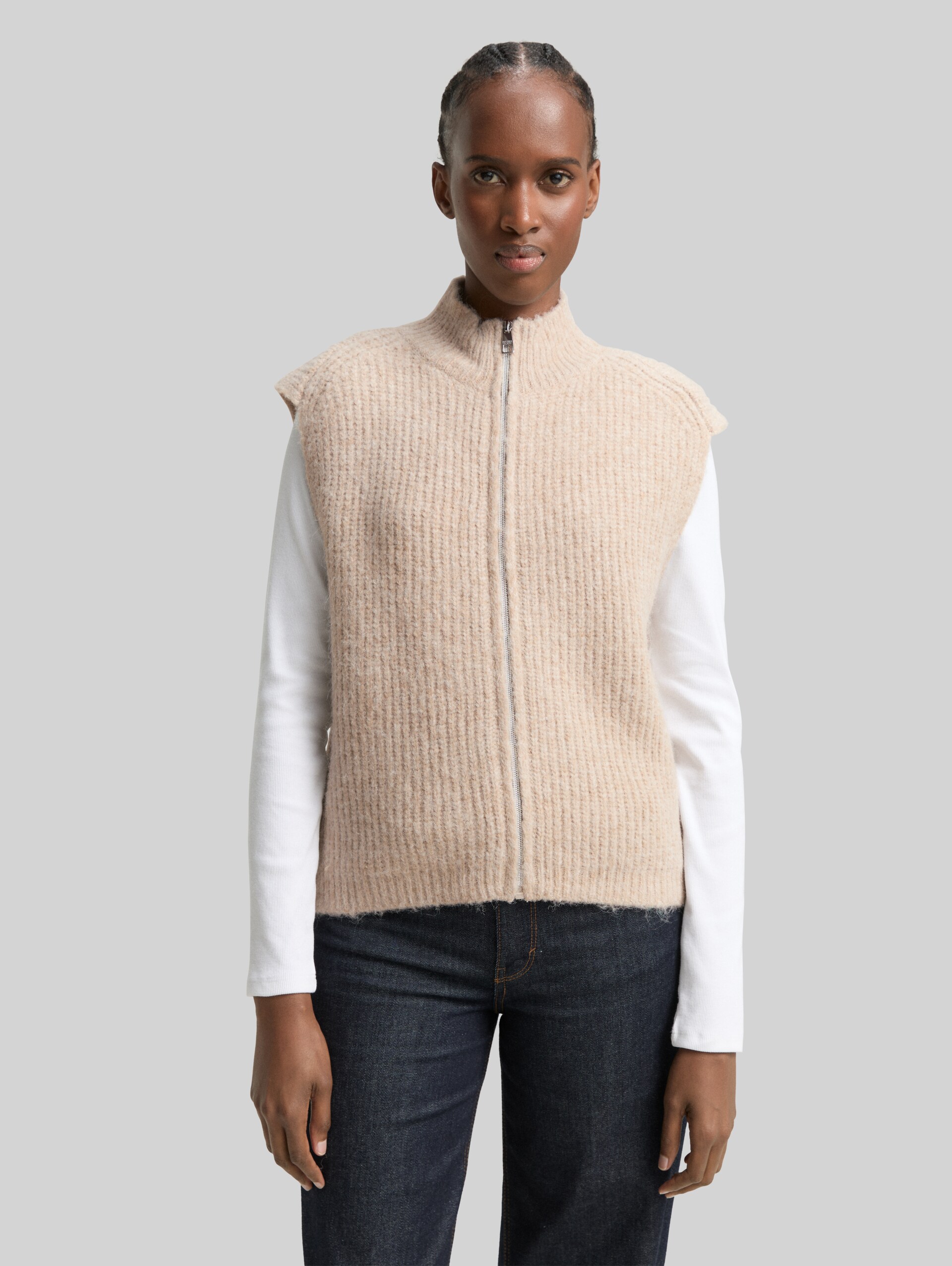 Sleeveless jumper with stand-up collar - cosy beige melange - Neckline model front view