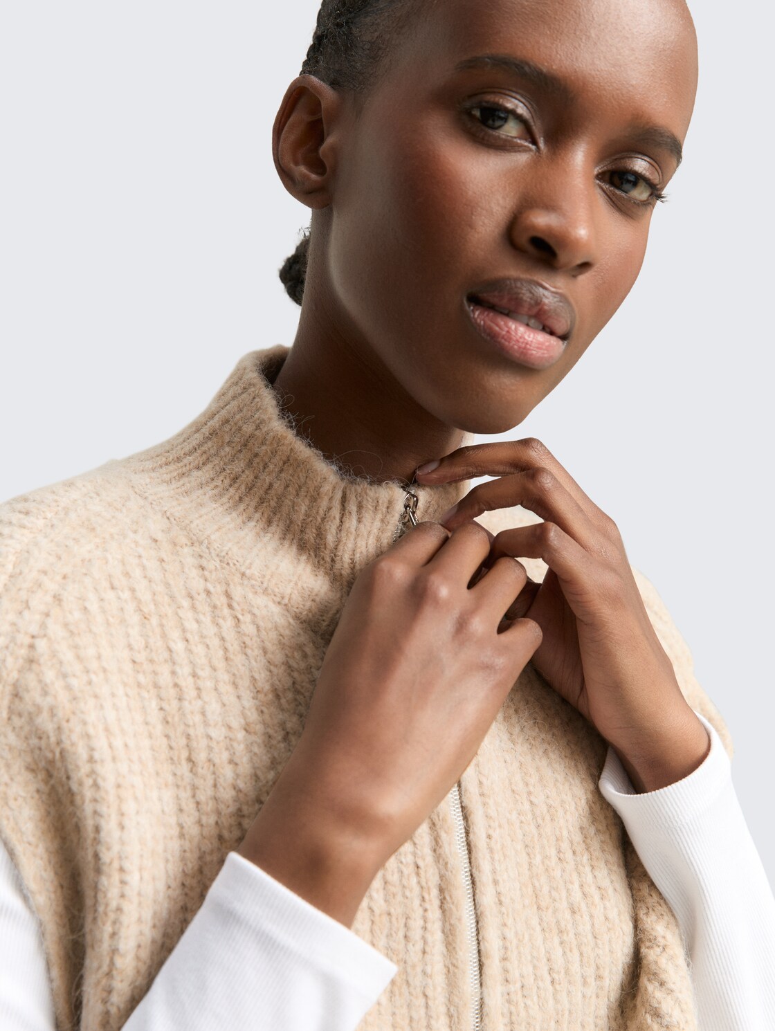 Pullunder mit Stehkragen - cosy beige melange - Detail-Model-Ansicht