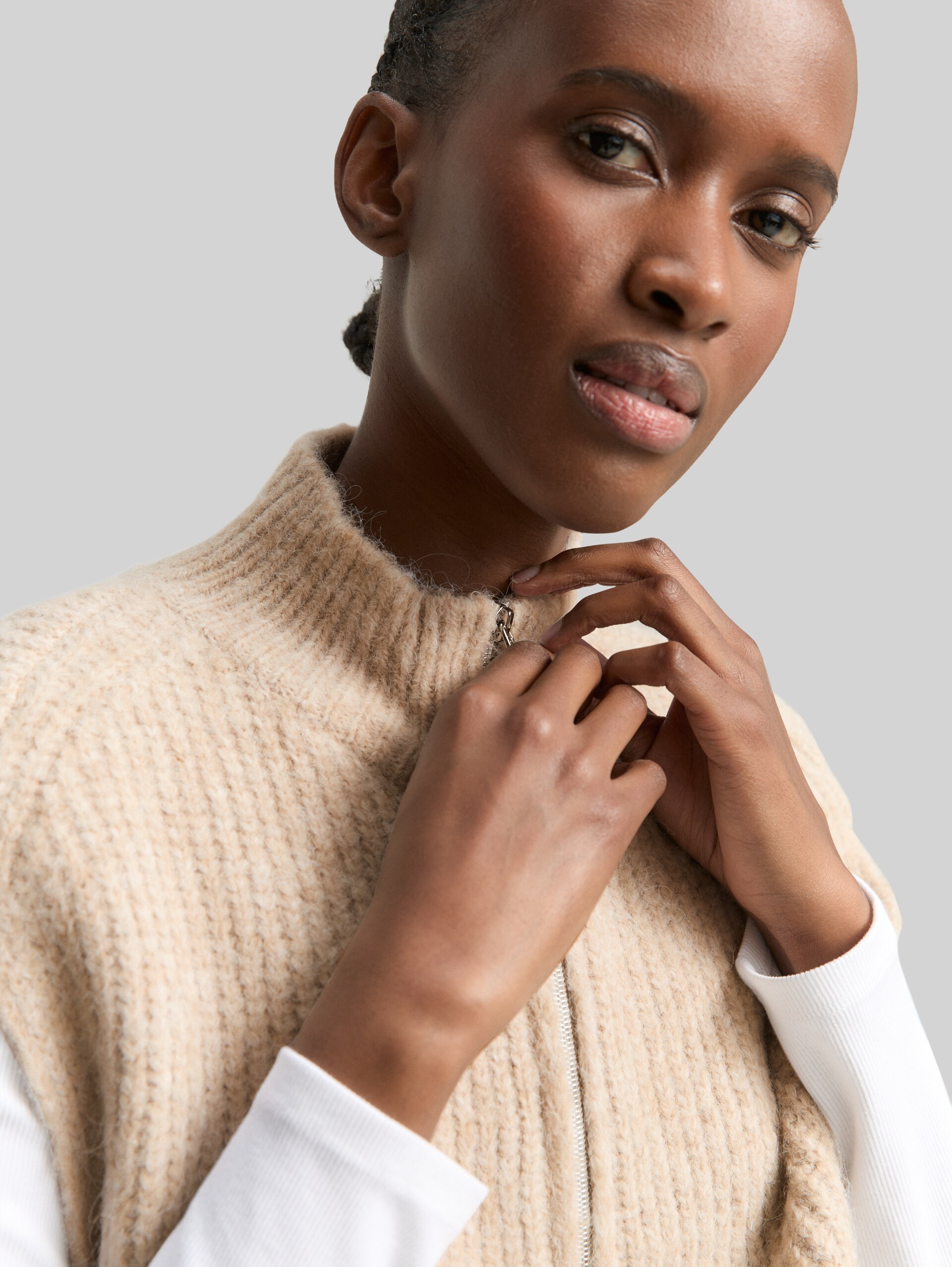 Sleeveless jumper with stand-up collar - cosy beige melange - Detail model view