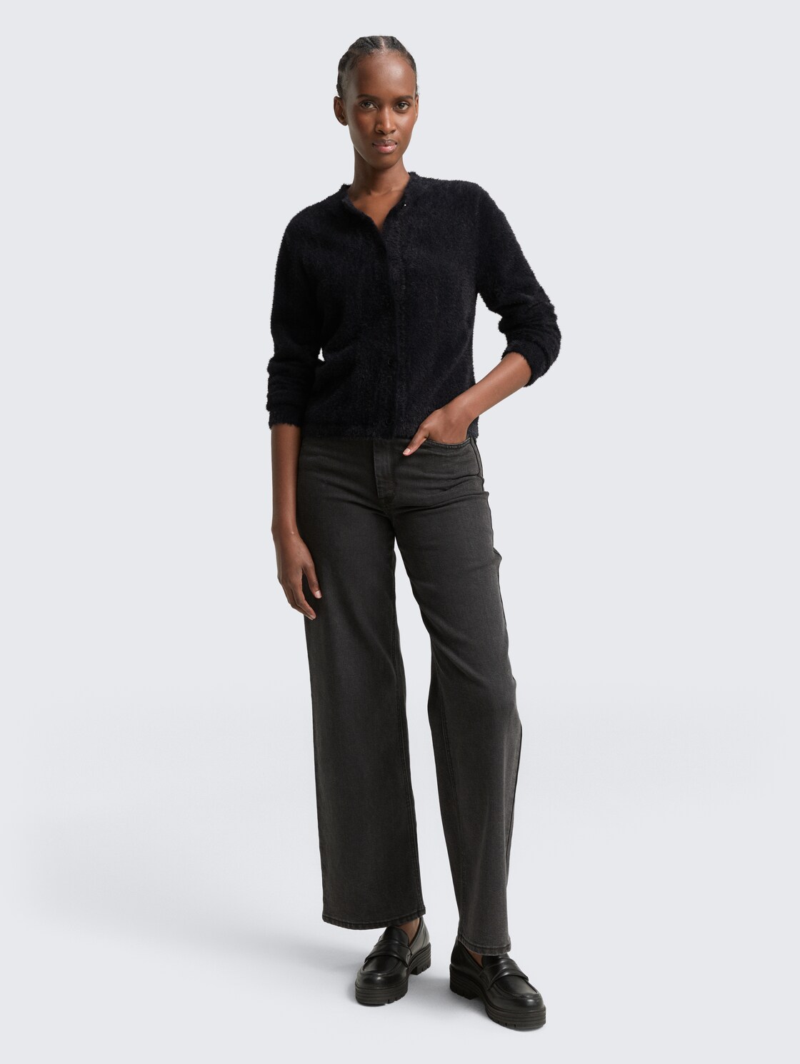 Cardigan aus Federgarn - deep black - Model-Vorderansicht