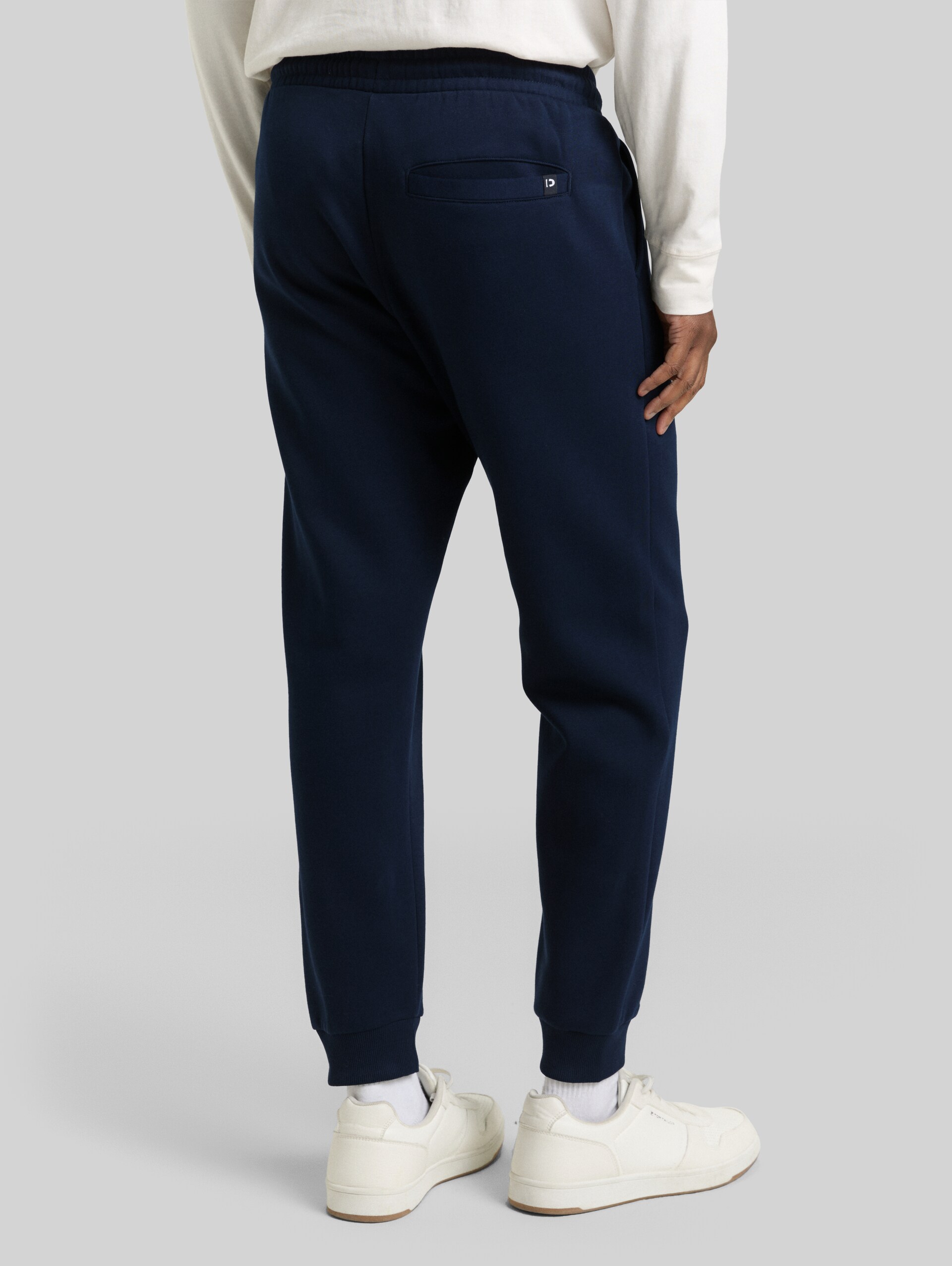 Basic jogging trousers - sky captain blue - Neckline model-back view