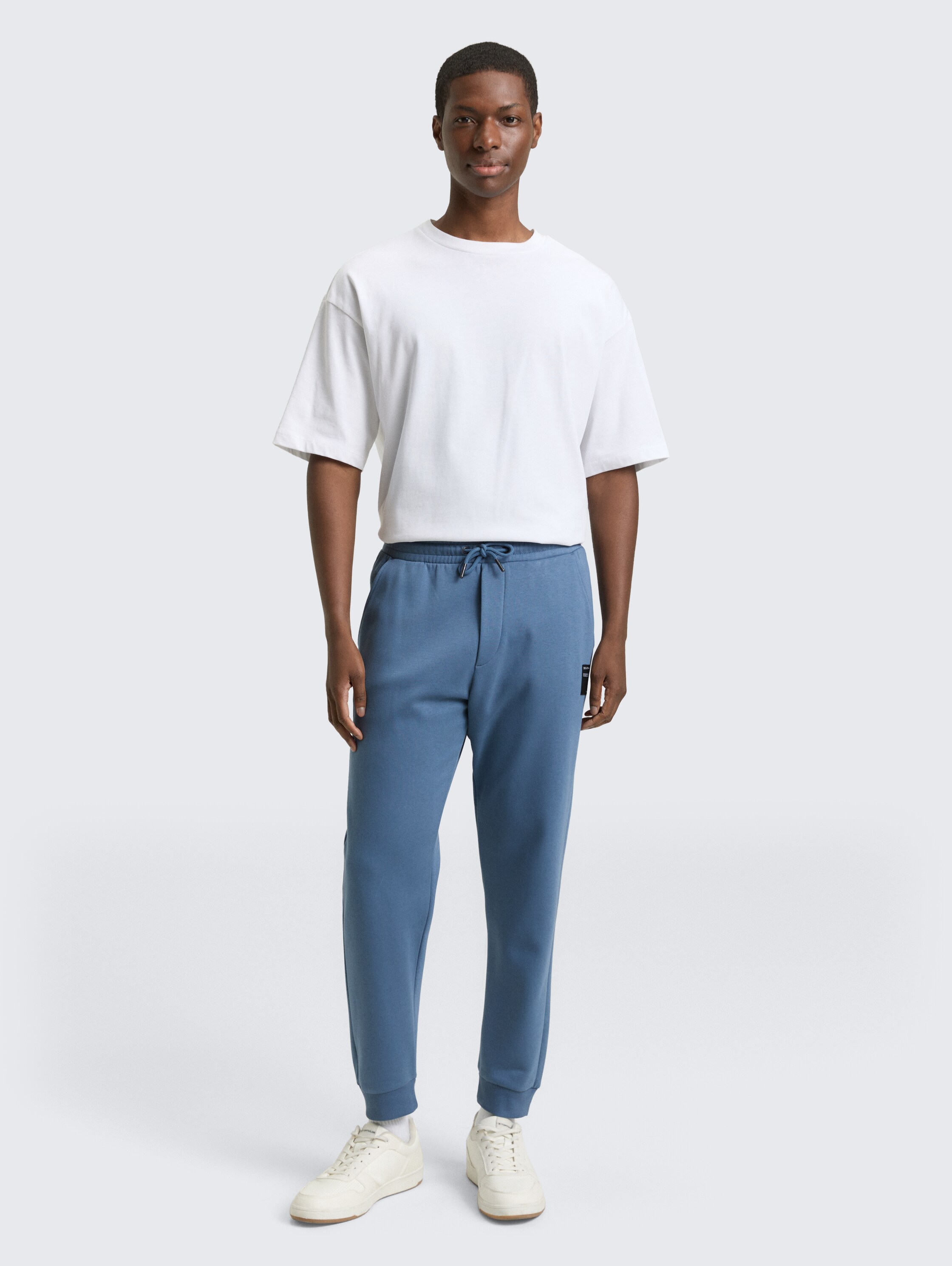 Basic Jogginghose - dusty denim blue - Model-Vorderansicht