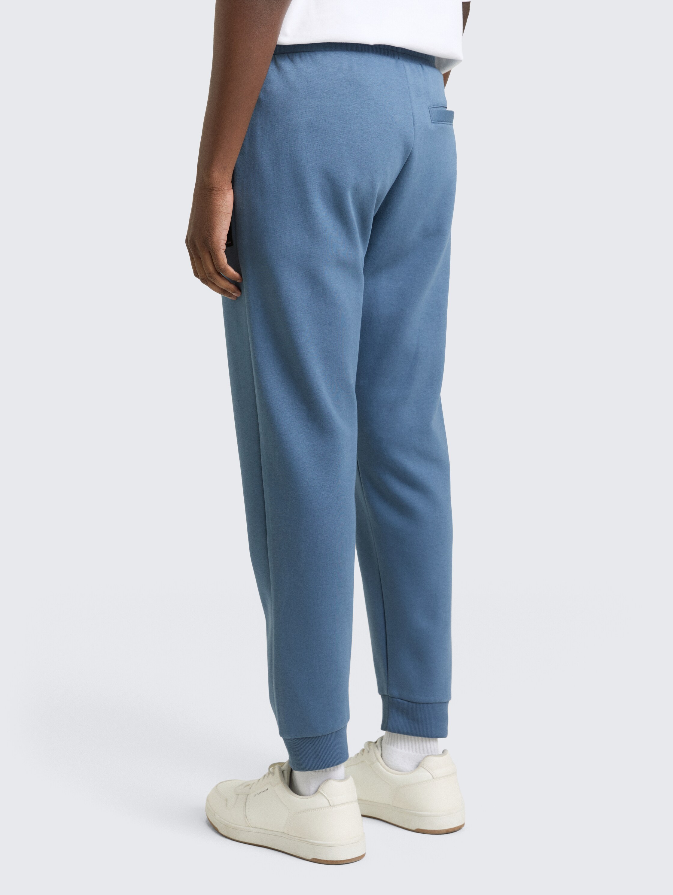 Basic Jogginghose - dusty denim blue - Auschnitt Model-Rückansicht