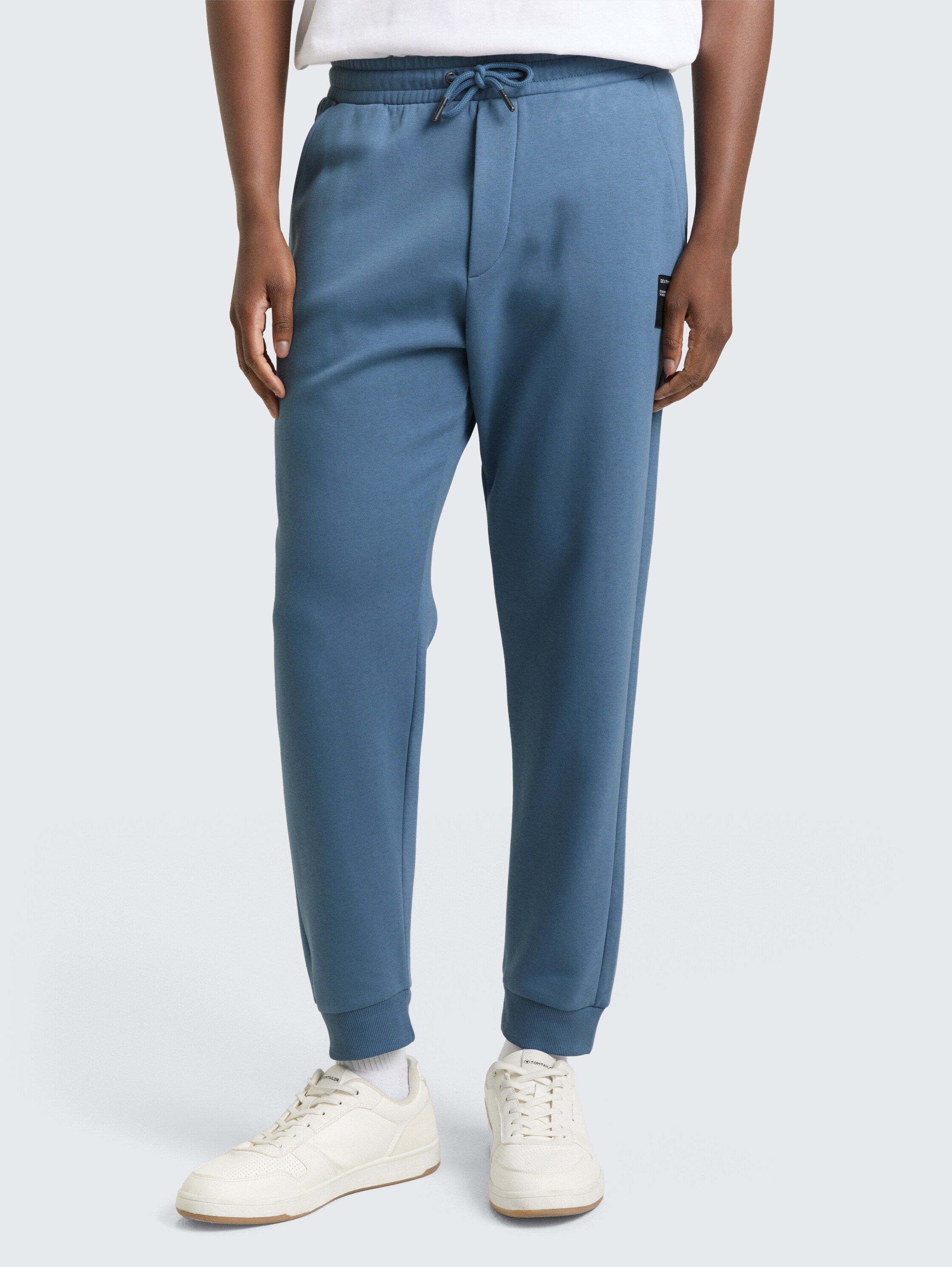 Basic Jogginghose - dusty denim blue - Ausschnitt Model-Vorderansicht