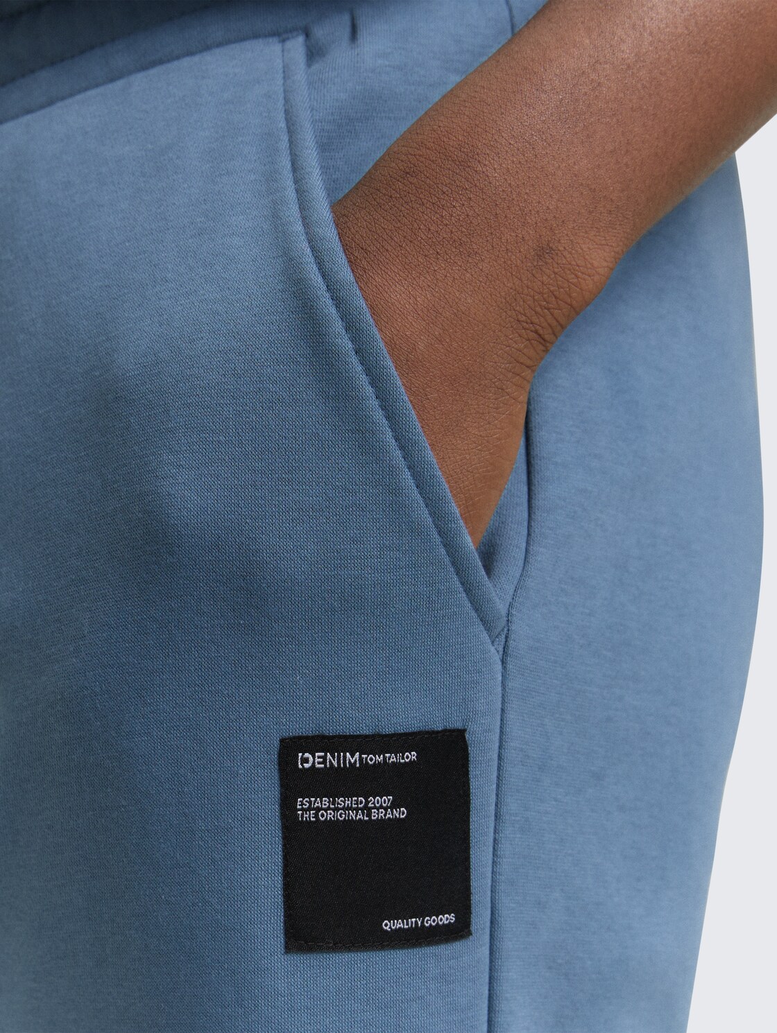 Basic joggingbroek - dusty denim blue - Detailaanzicht model