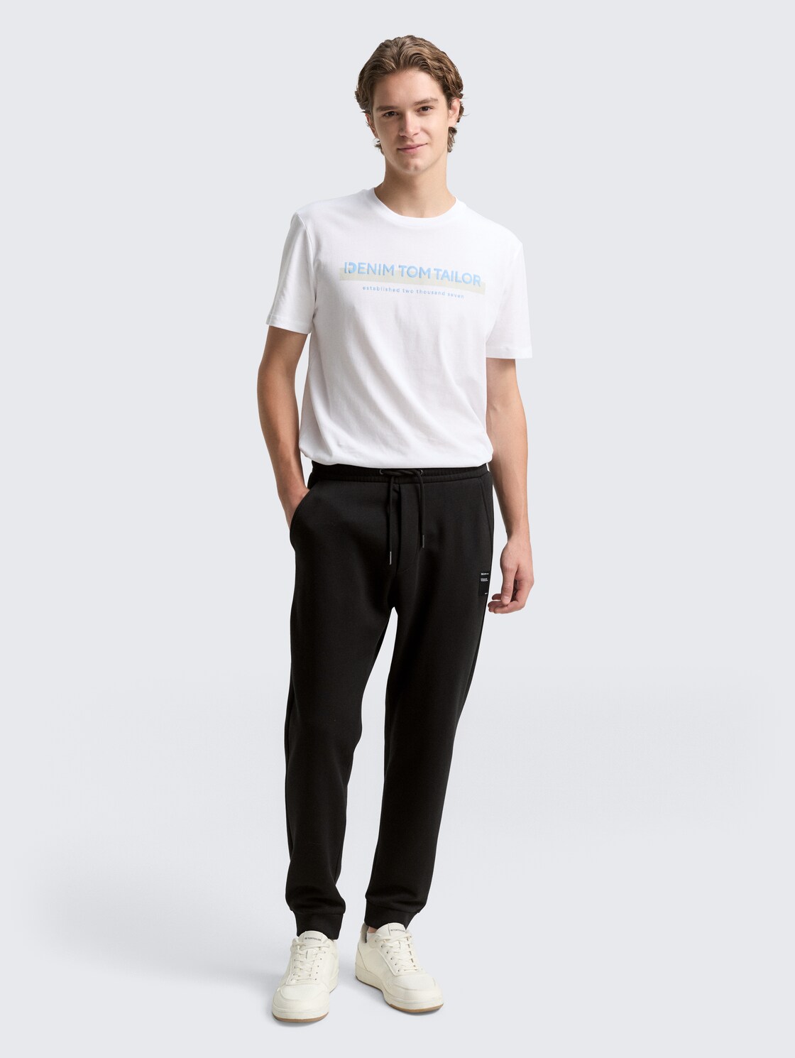 Basic Jogginghose - Black - Model-Vorderansicht