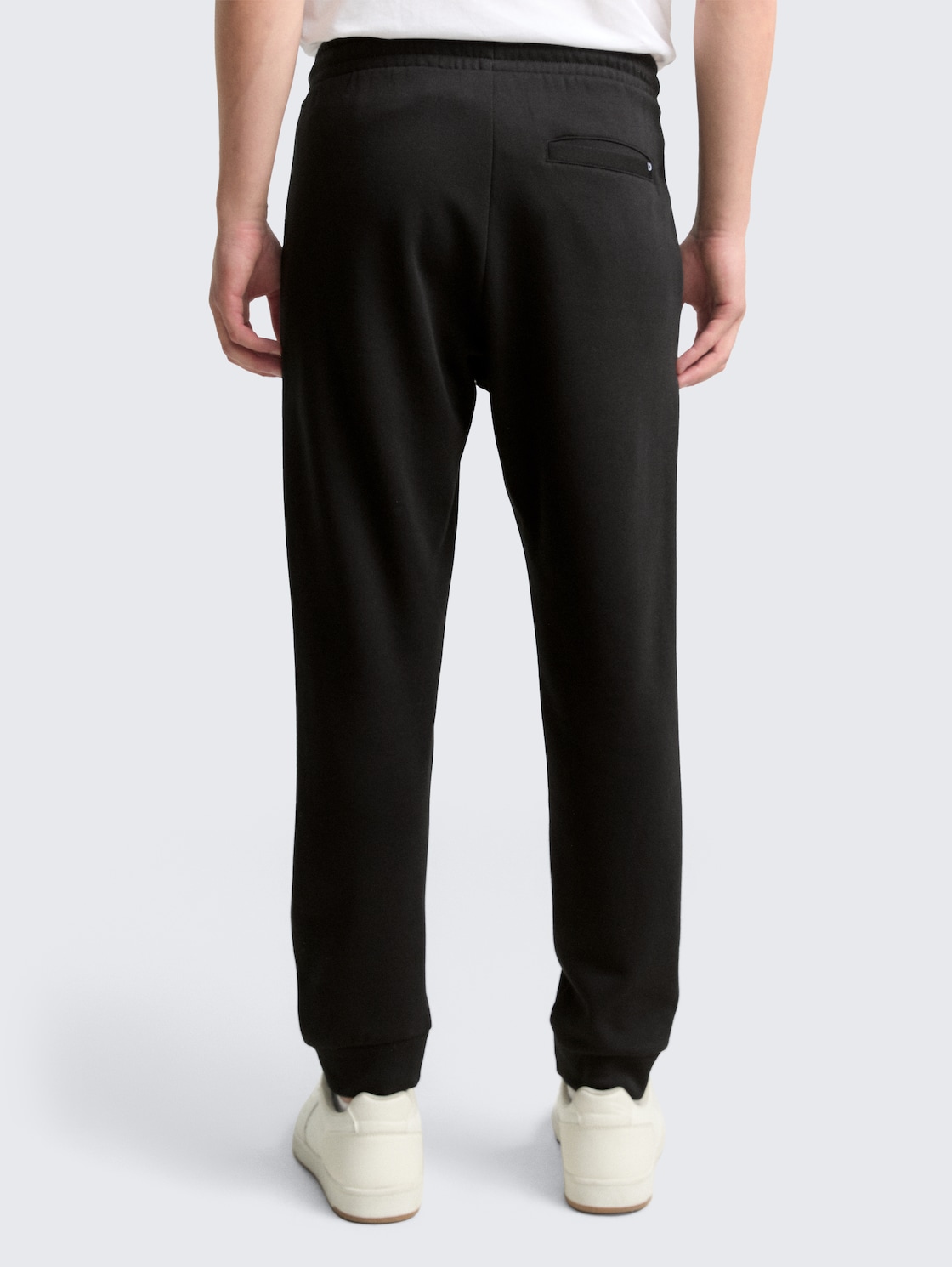 Basic Jogginghose - Black - Auschnitt Model-Rückansicht