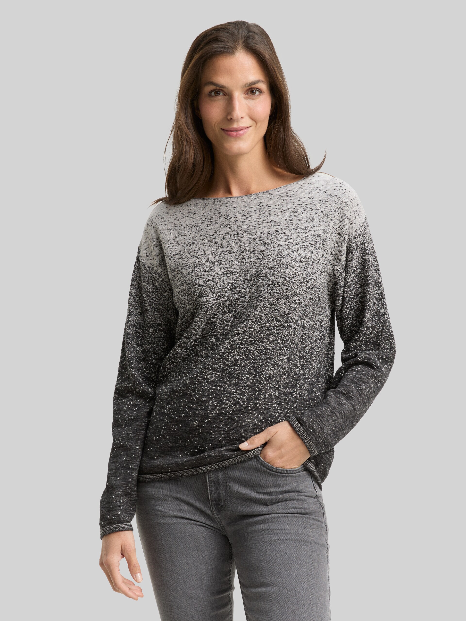 Loose Fit Strickpullover mit Farbverlauf - black grey degrade design - Ausschnitt Model-Vorderansicht
