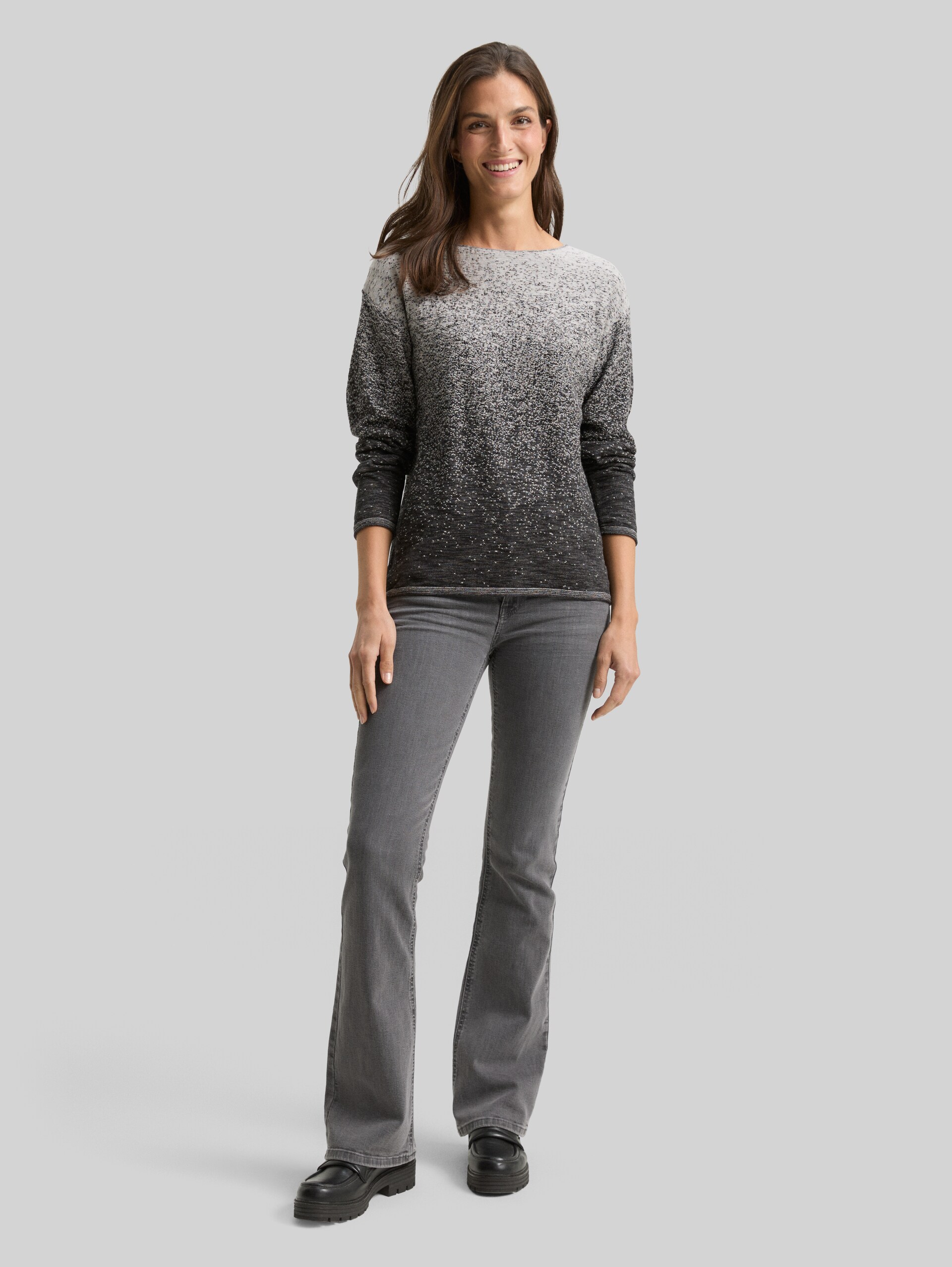 Loose Fit Strickpullover mit Farbverlauf - black grey degrade design - Model-Vorderansicht