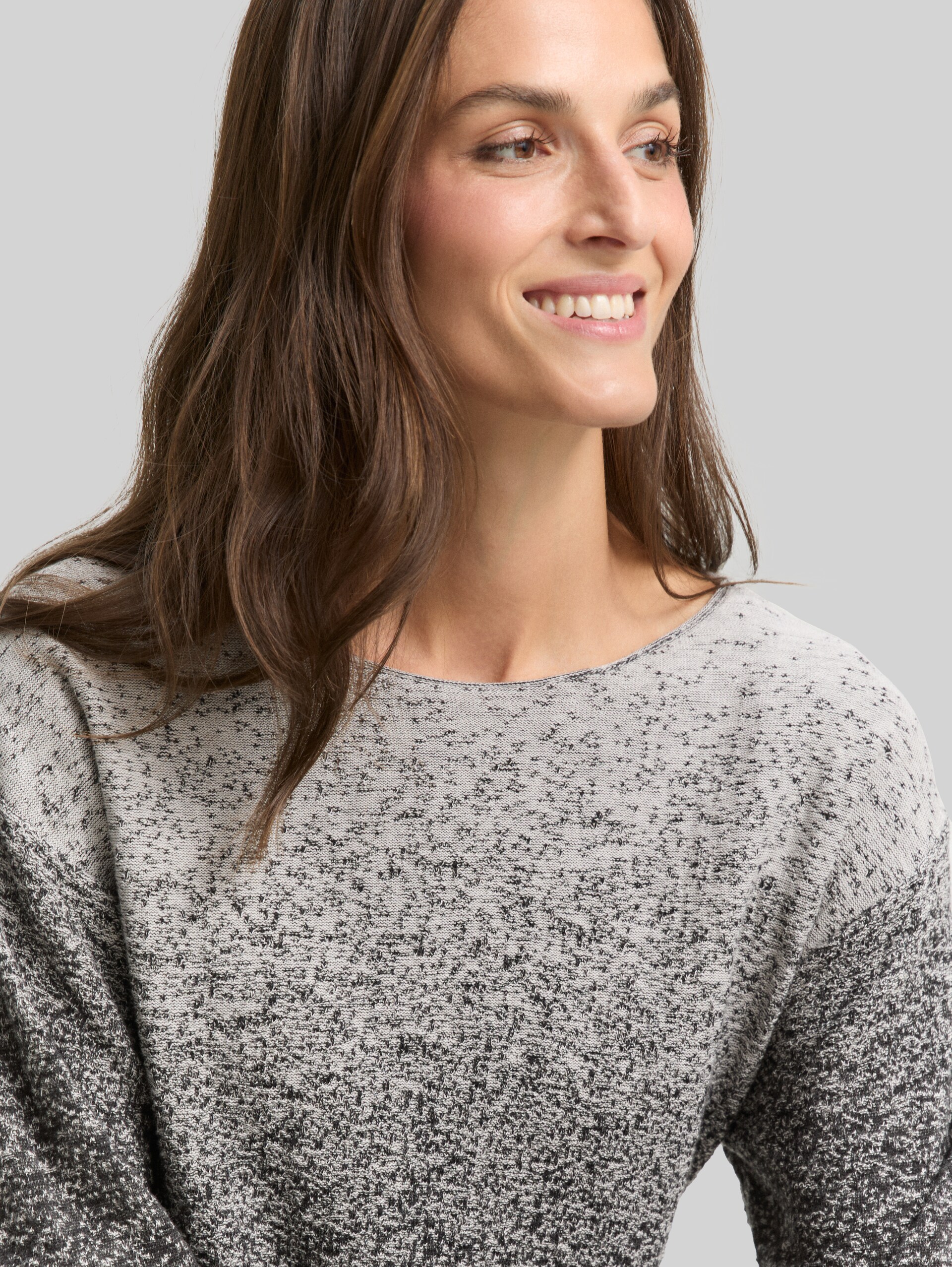 Loose Fit Strickpullover mit Farbverlauf - black grey degrade design - Detail-Model-Ansicht