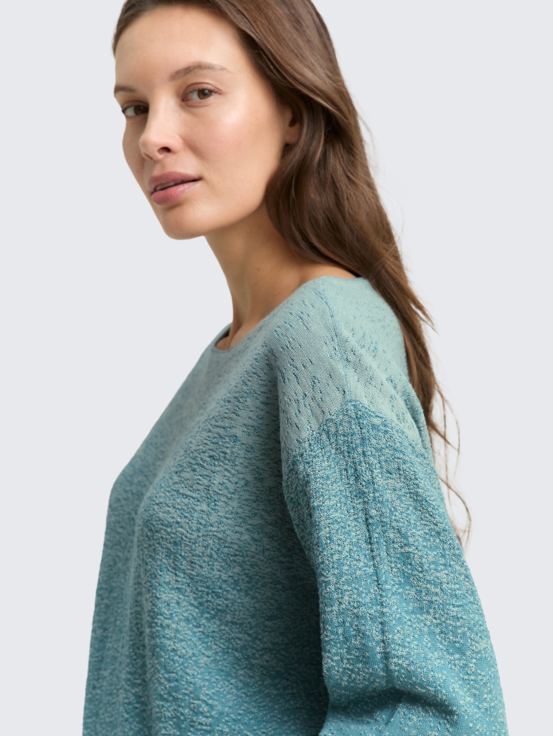 Loose Fit Strickpullover mit Farbverlauf - teal degrade design - Detail-Model-Ansicht