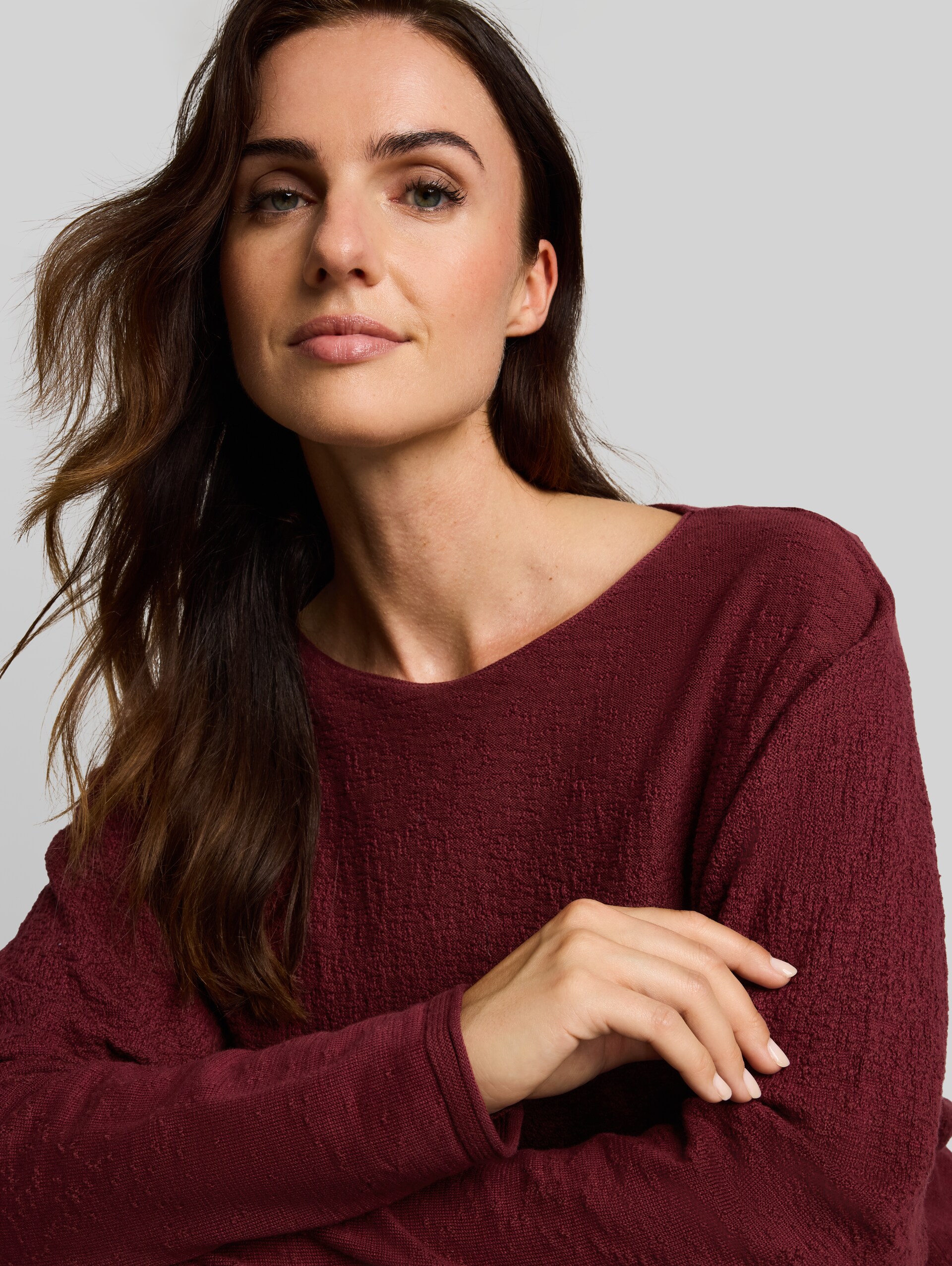 Loose Fit Strickpullover mit Farbverlauf - gravel beige plum degrade - Detail-Model-Ansicht