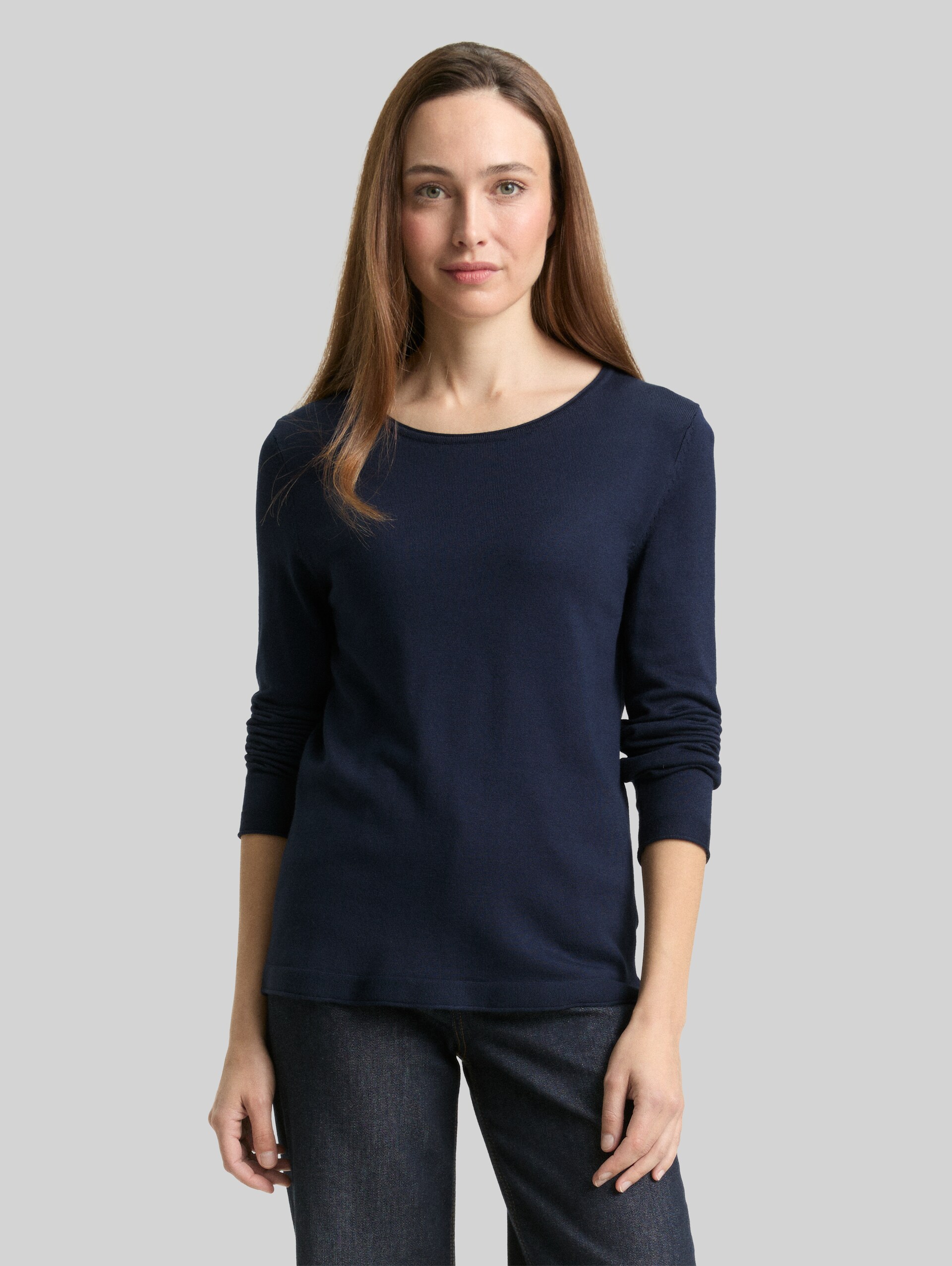 Pull basique en maille à col rond - sky captain blue - Découpe Vue de face du modèle