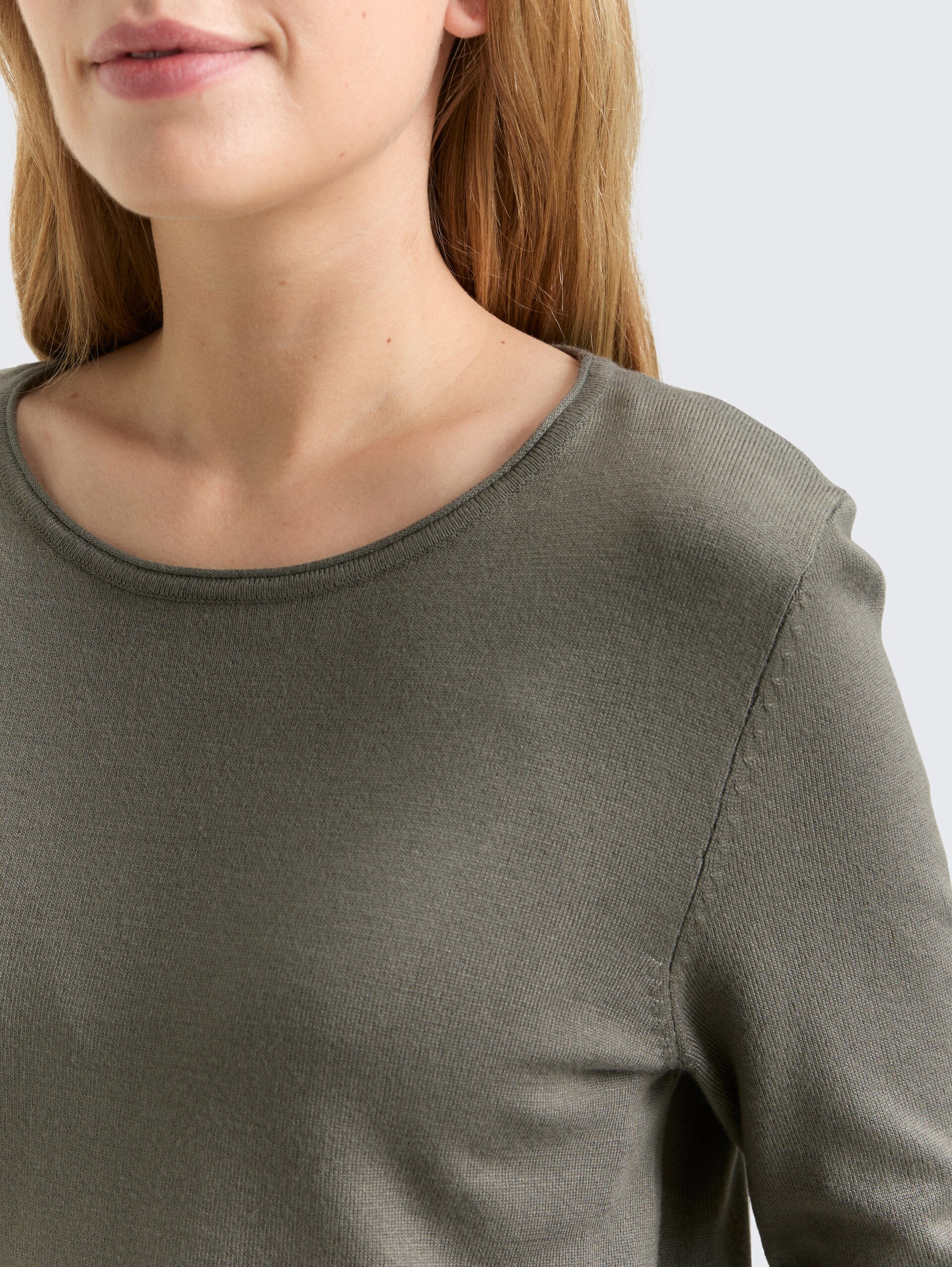 Basic Strickpullover mit Rundhalsausschnitt - cloudy green - Detail-Model-Ansicht