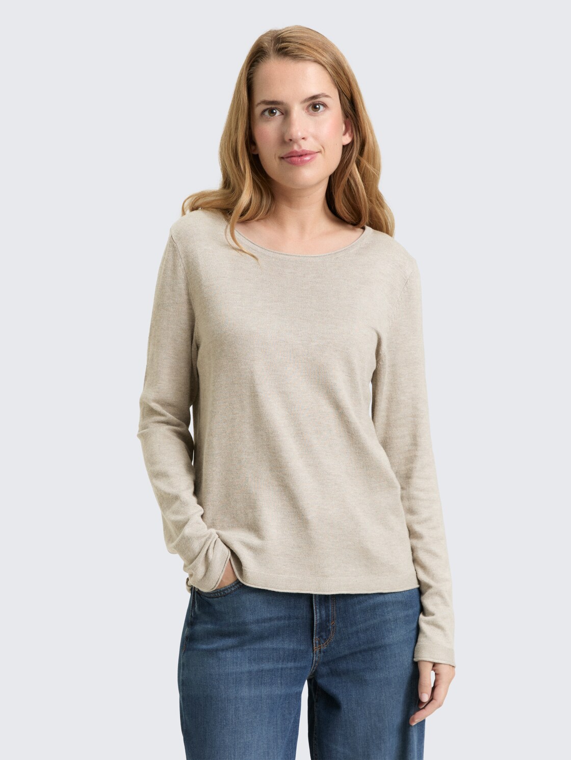 Basic knitted jumper with round neckline - dark clouds grey melange - Neckline model front view