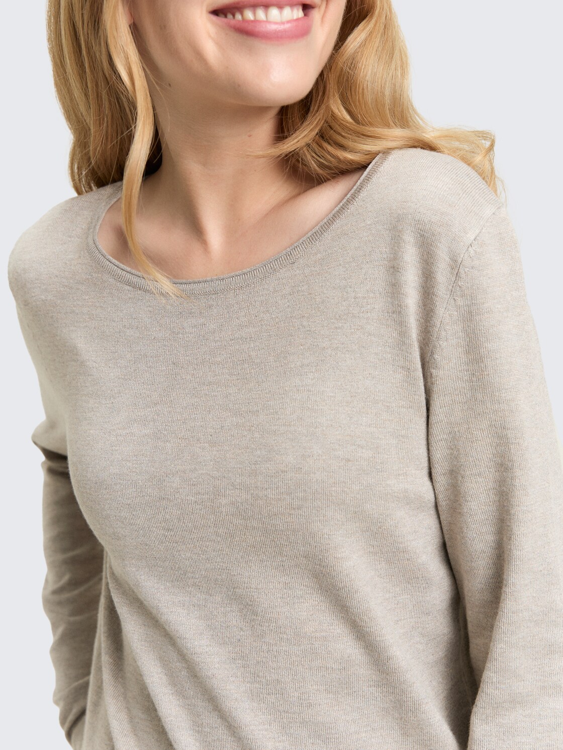 Basic knitted jumper with round neckline - dark clouds grey melange - Detail model view