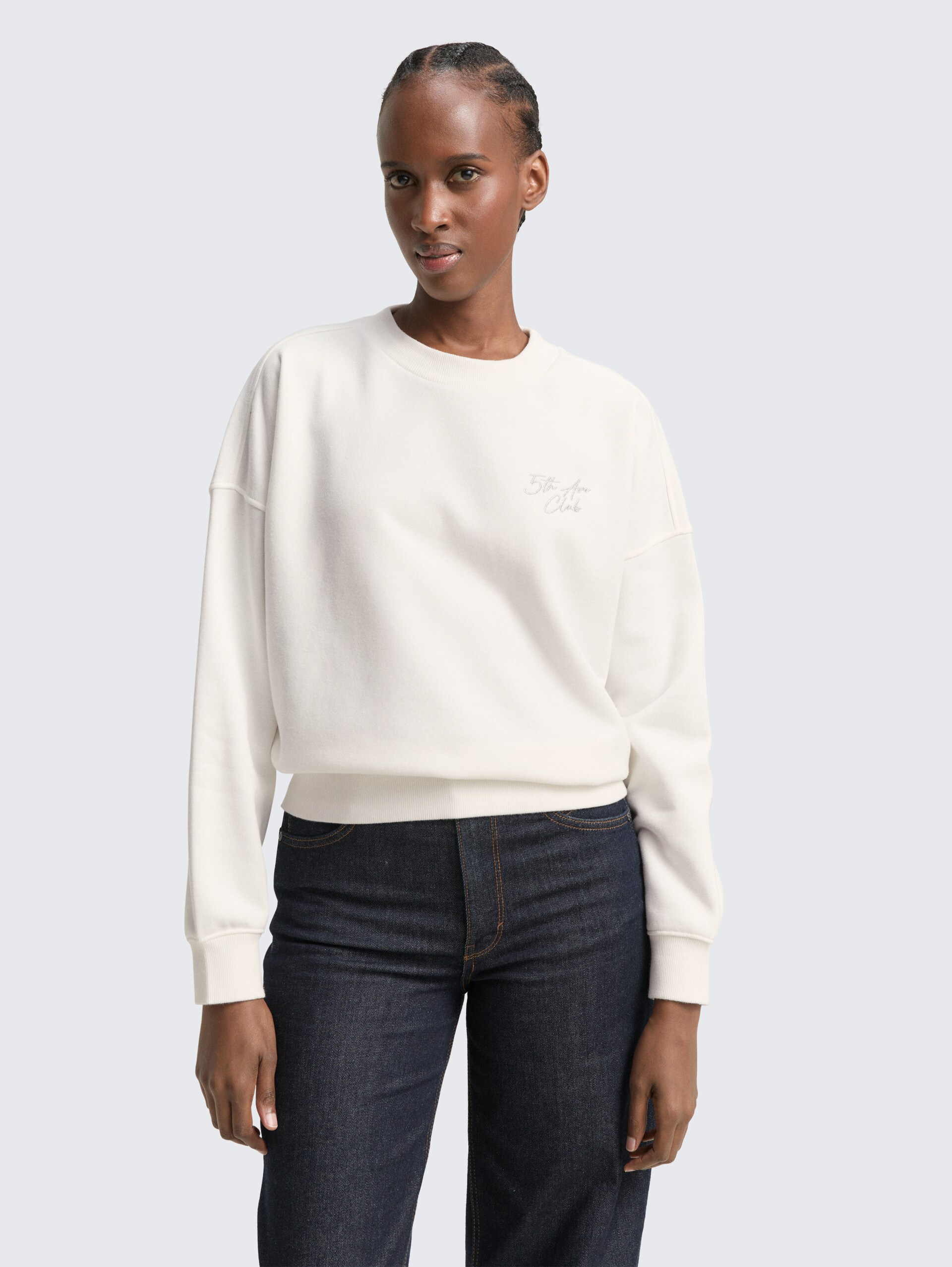 Sweatshirt mit Glitzer-Stickerei - off white - Ausschnitt Model-Vorderansicht