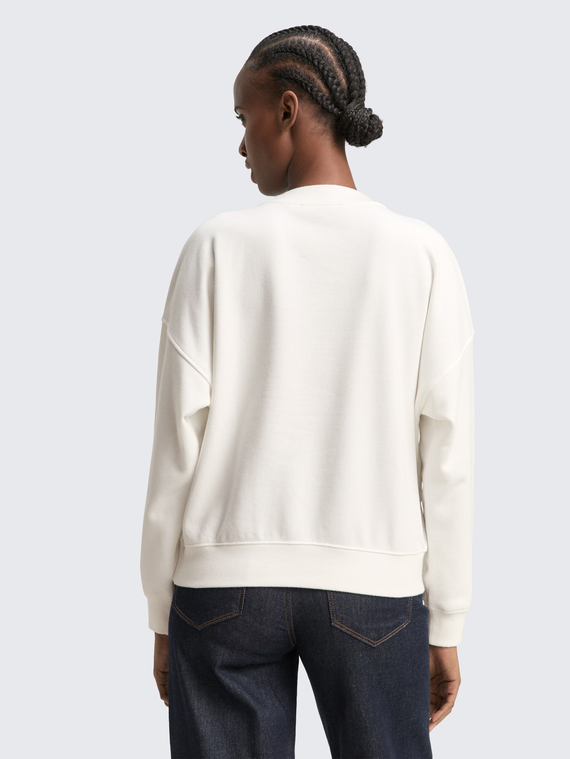 Sweatshirt mit Glitzer-Stickerei - off white - Auschnitt Model-Rückansicht
