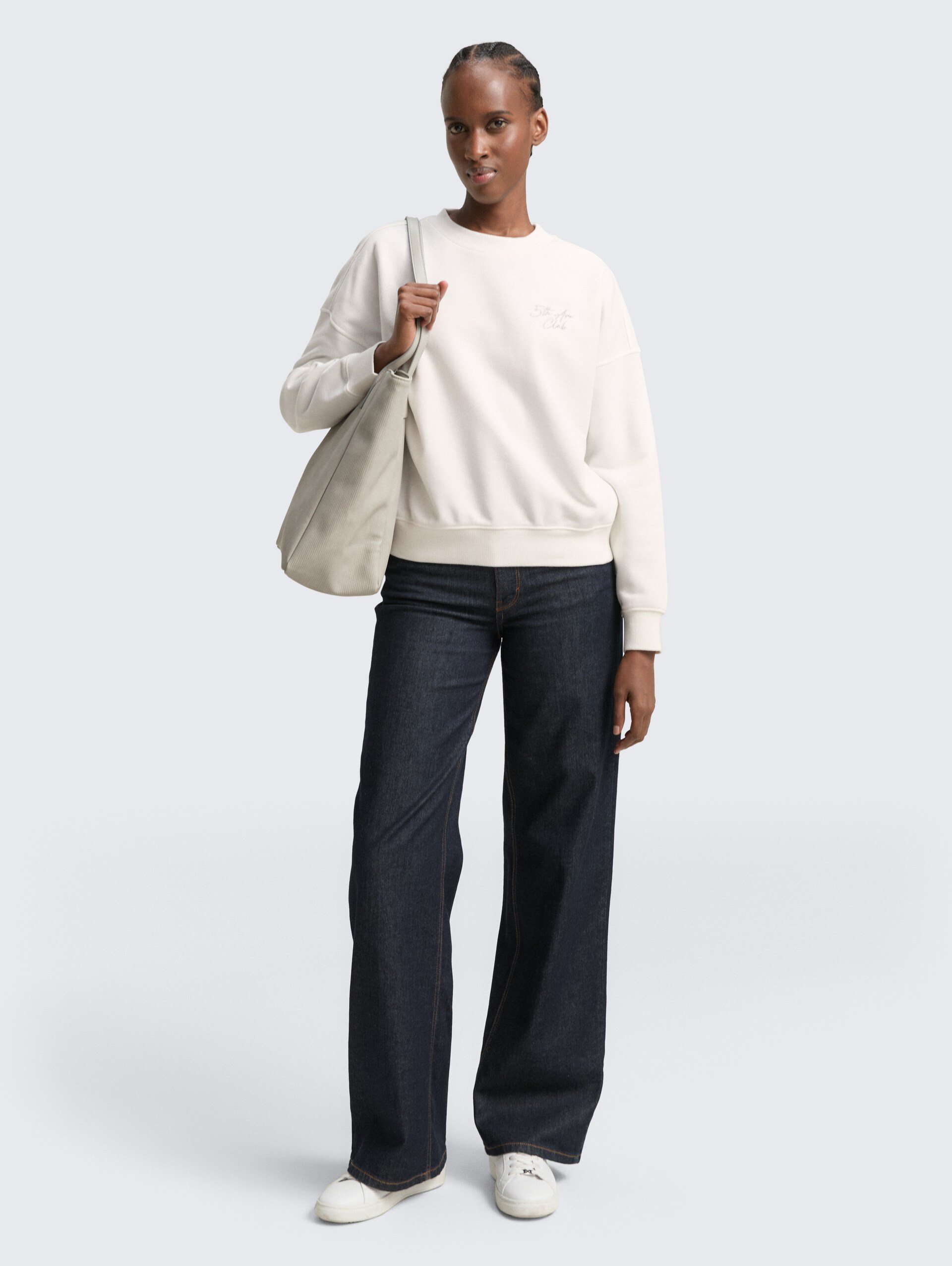 Sweatshirt mit Glitzer-Stickerei - off white - Model-Vorderansicht