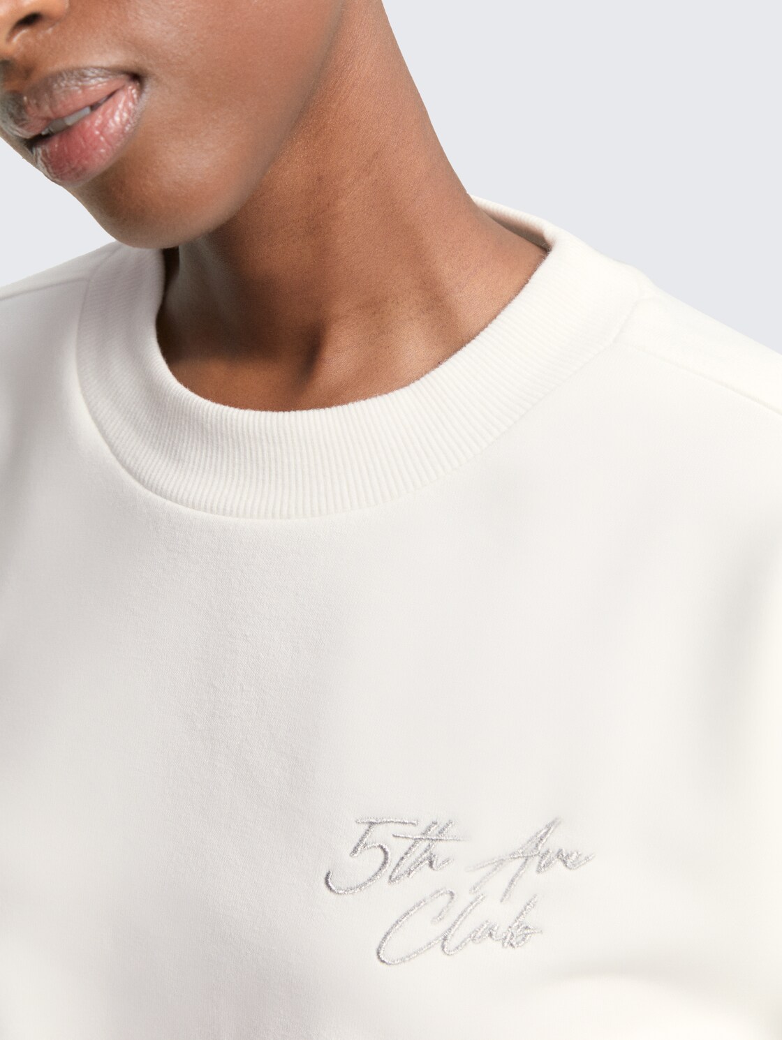 Sweatshirt mit Glitzer-Stickerei - off white - Detail-Model-Ansicht