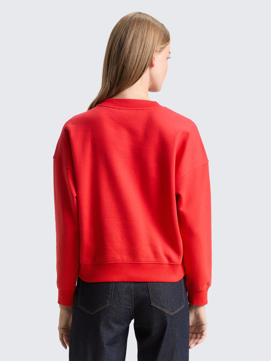 Sweatshirt mit Glitzer-Stickerei - brilliant red - Auschnitt Model-Rückansicht