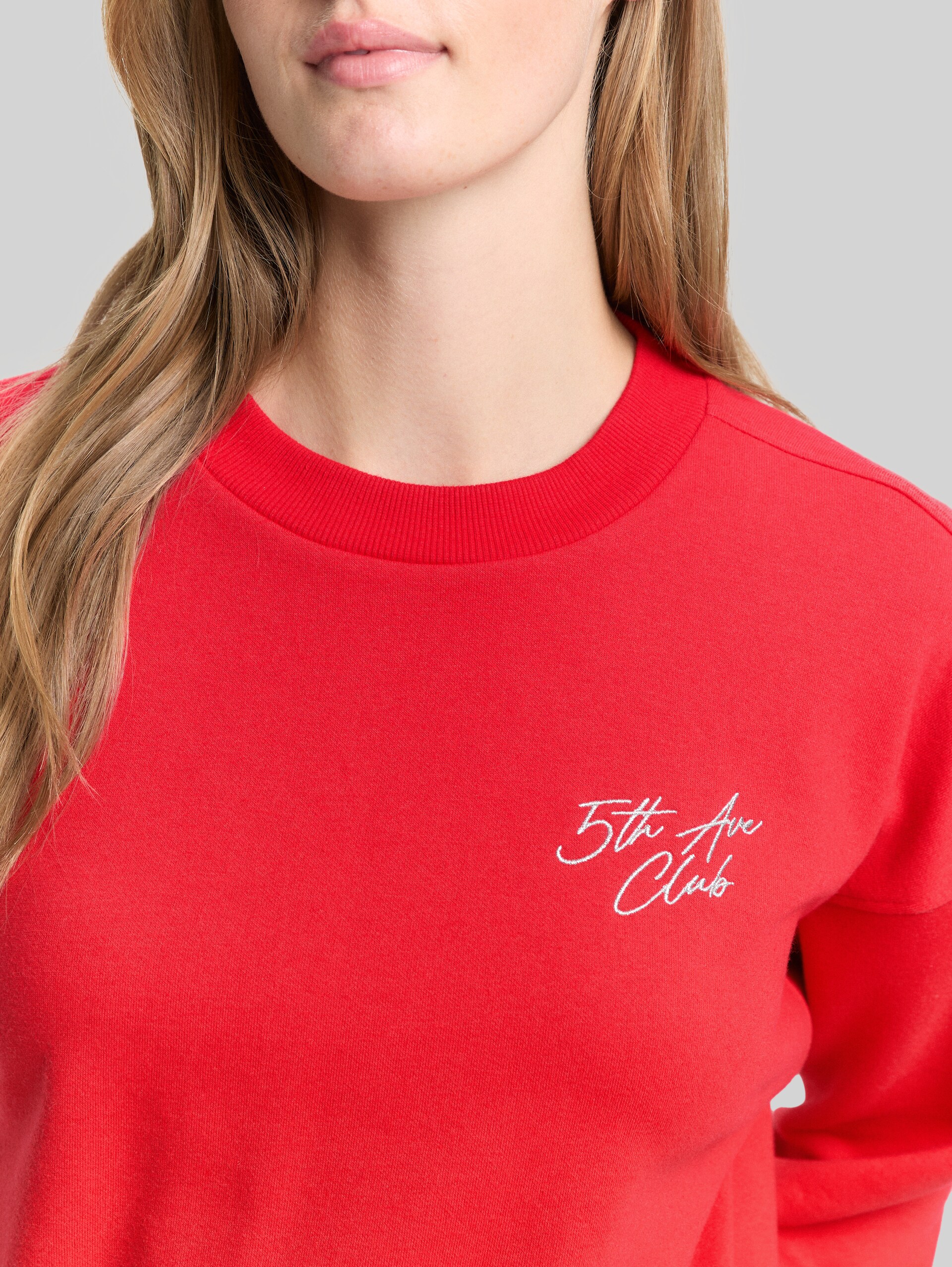 Sweatshirt with glitter embroidery - brilliant red - Detail model view
