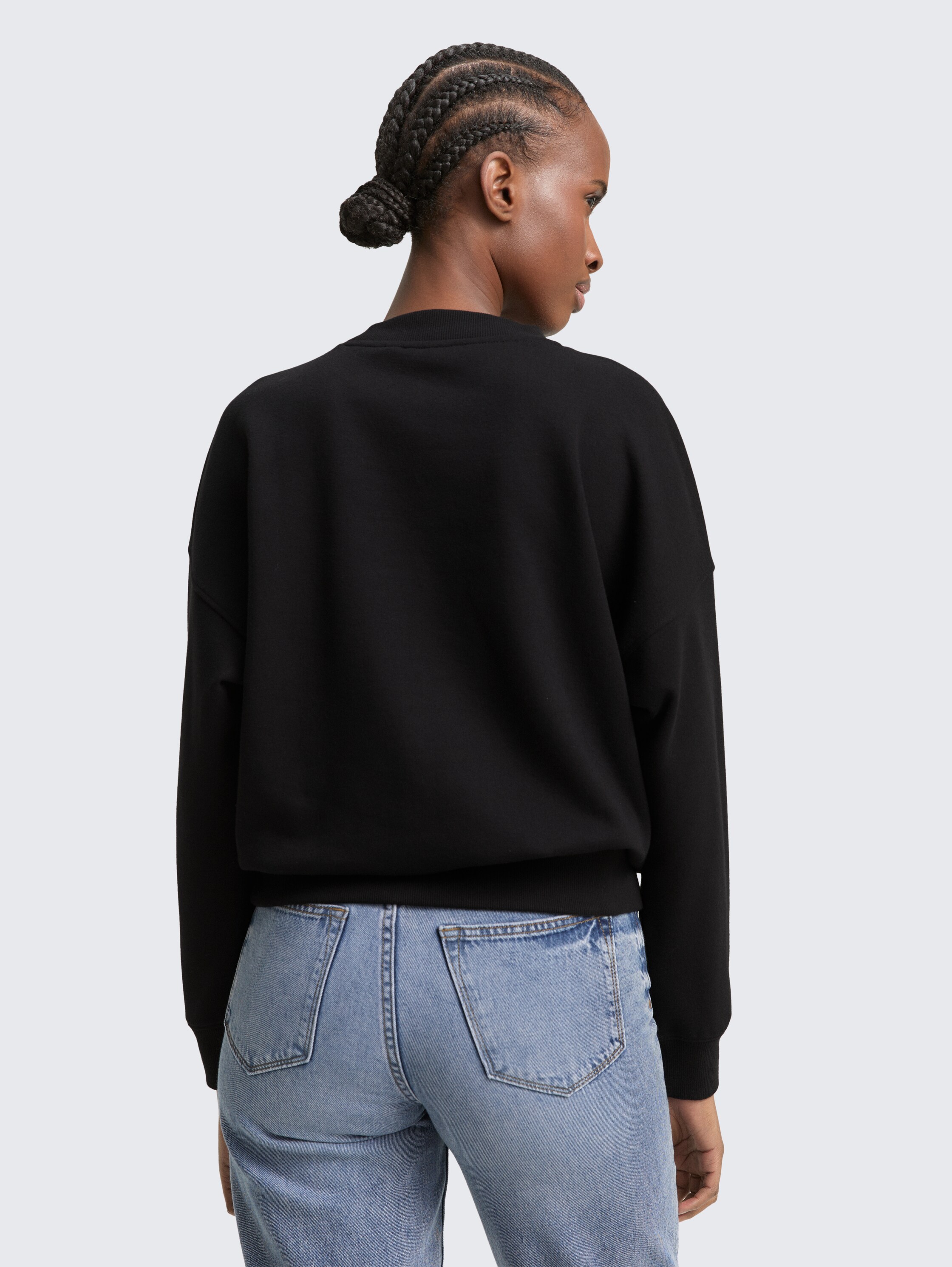 Sweatshirt mit Glitzer-Stickerei - deep black - Auschnitt Model-Rückansicht