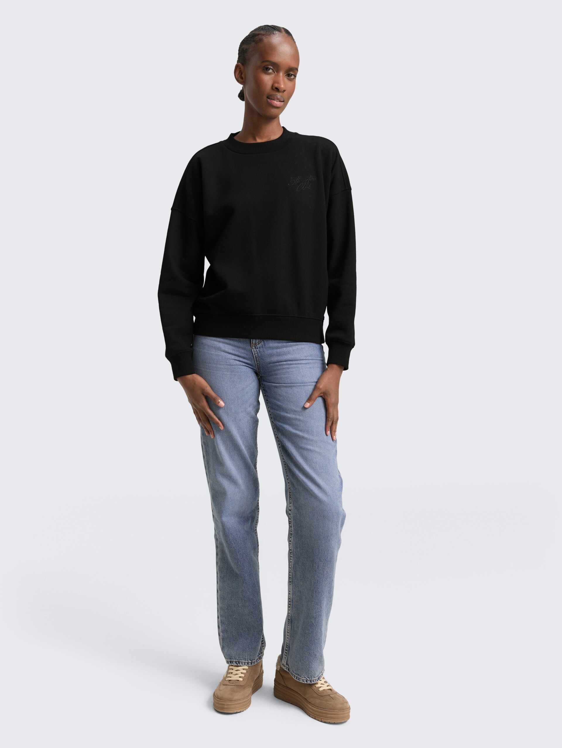 Sweatshirt mit Glitzer-Stickerei - deep black - Model-Vorderansicht