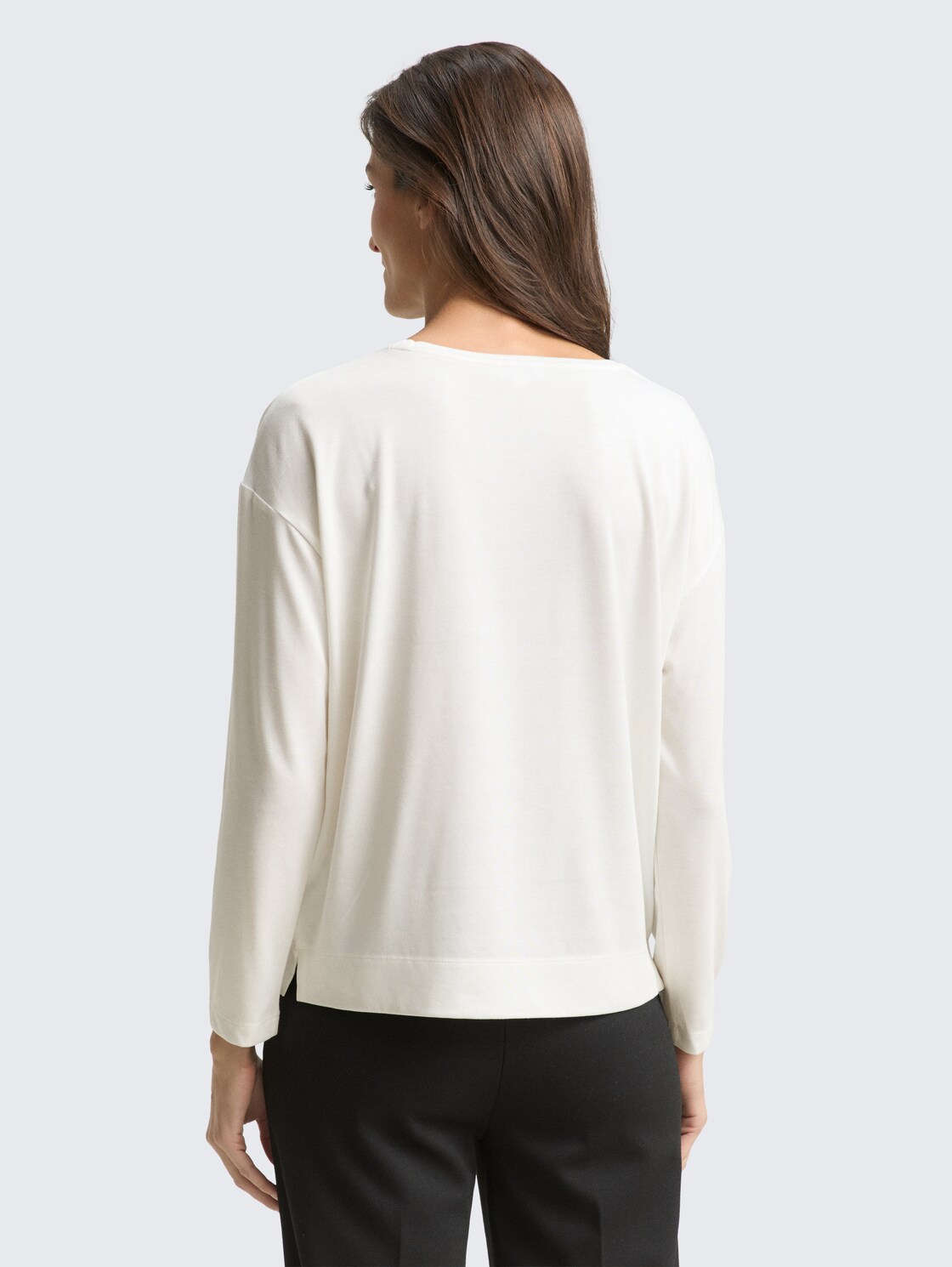 Loose Fit Langarmshirt im Material-Mix - Whisper White - Auschnitt Model-Rückansicht