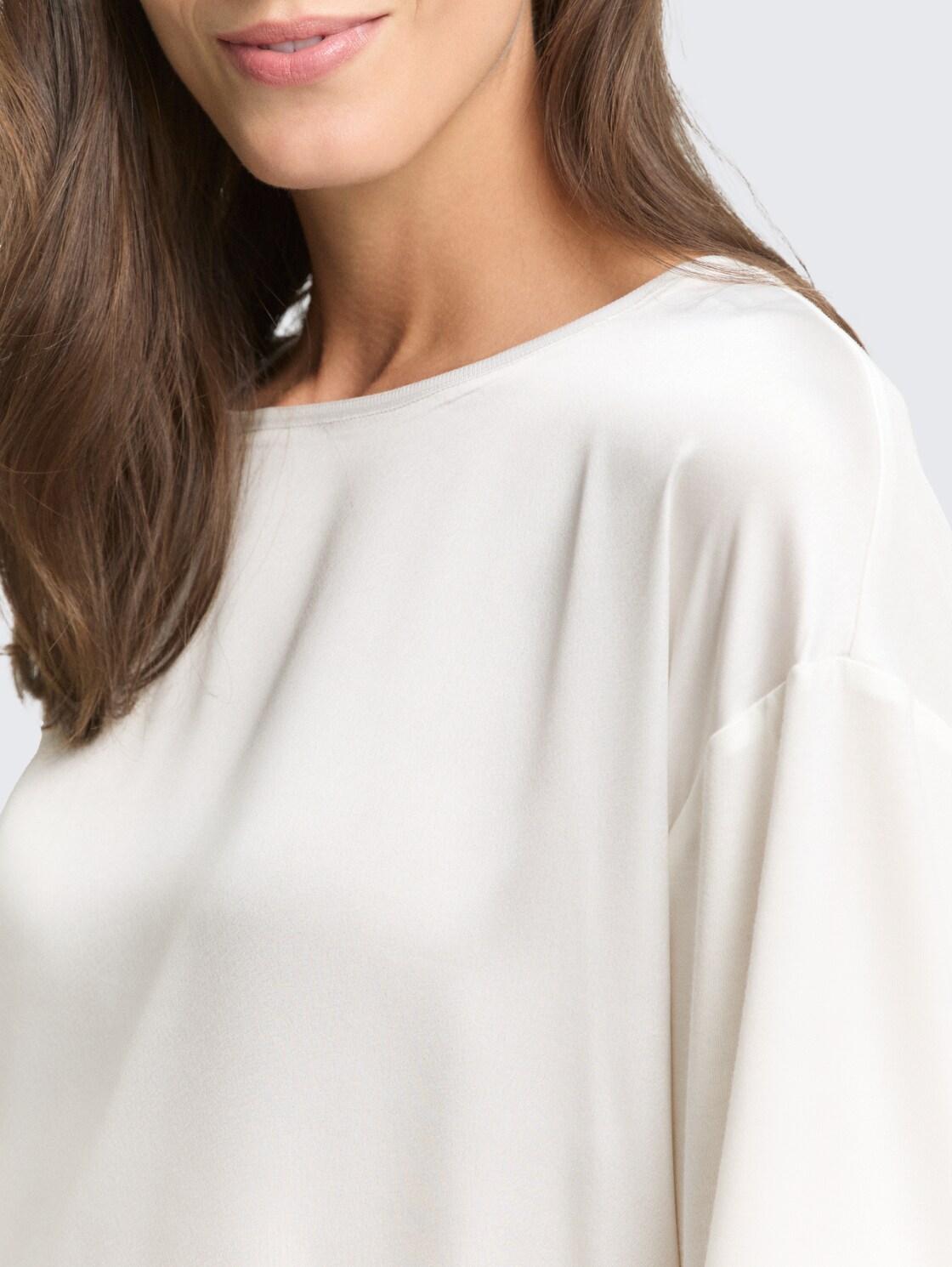 Loose Fit Langarmshirt im Material-Mix - Whisper White - Detail-Model-Ansicht