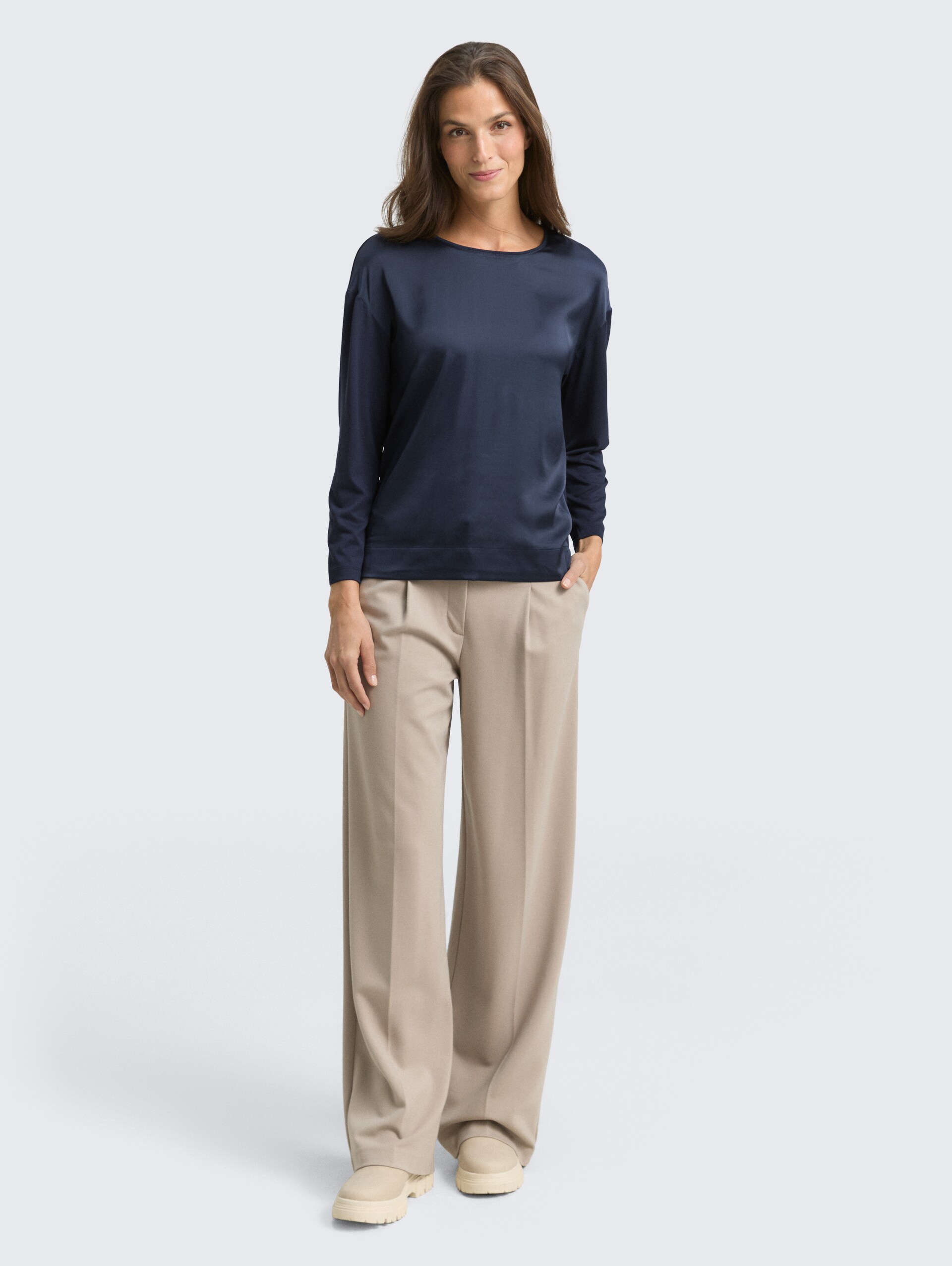 Loose Fit Langarmshirt im Material-Mix - sky captain blue - Model-Vorderansicht