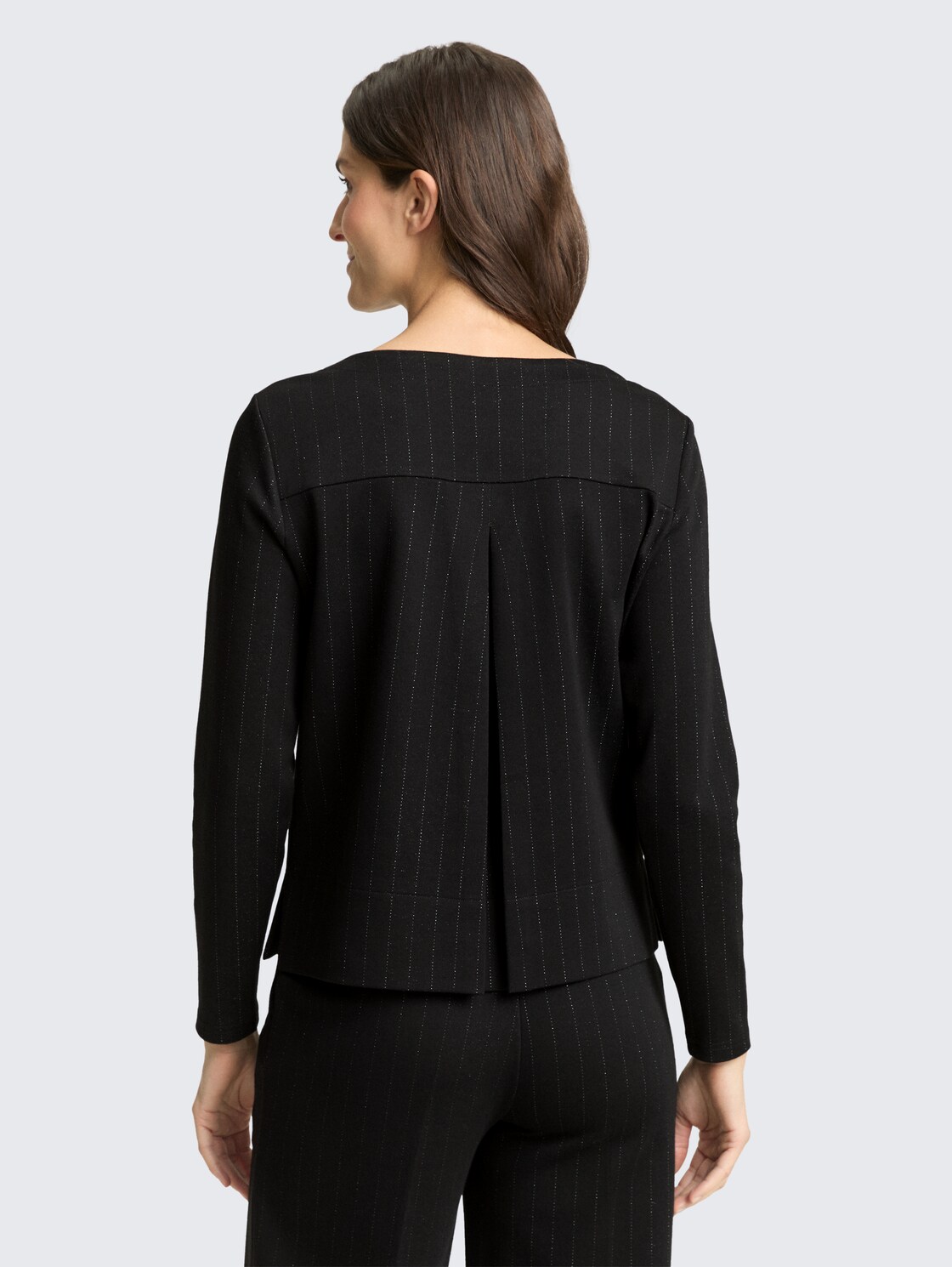 Langarmshirt mit Glitzer-Effekt - pinstripe with lurex - Auschnitt Model-Rückansicht