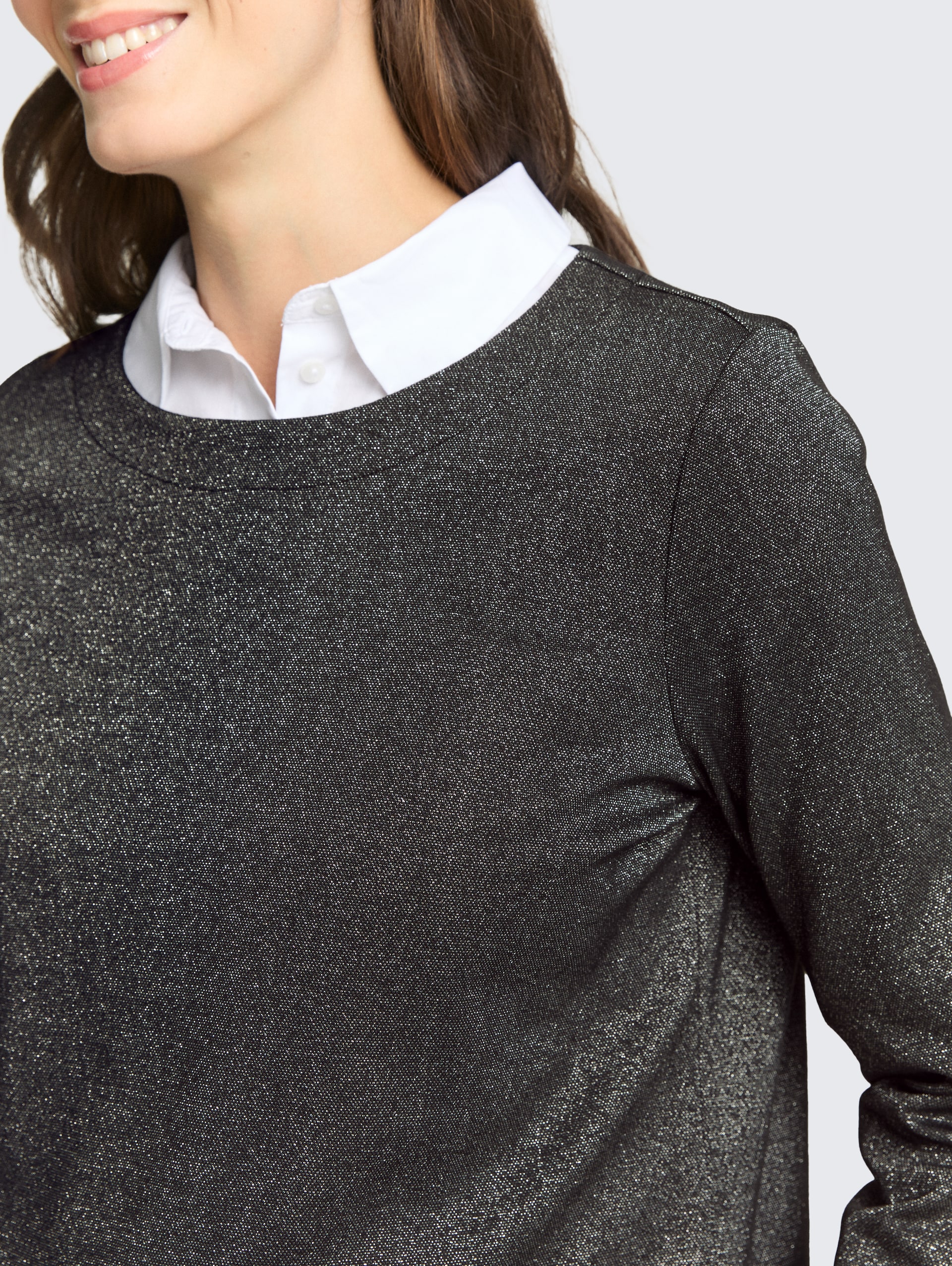 Langarmshirt mit Glitzer-Effekt - glitter fabric - Detail-Model-Ansicht