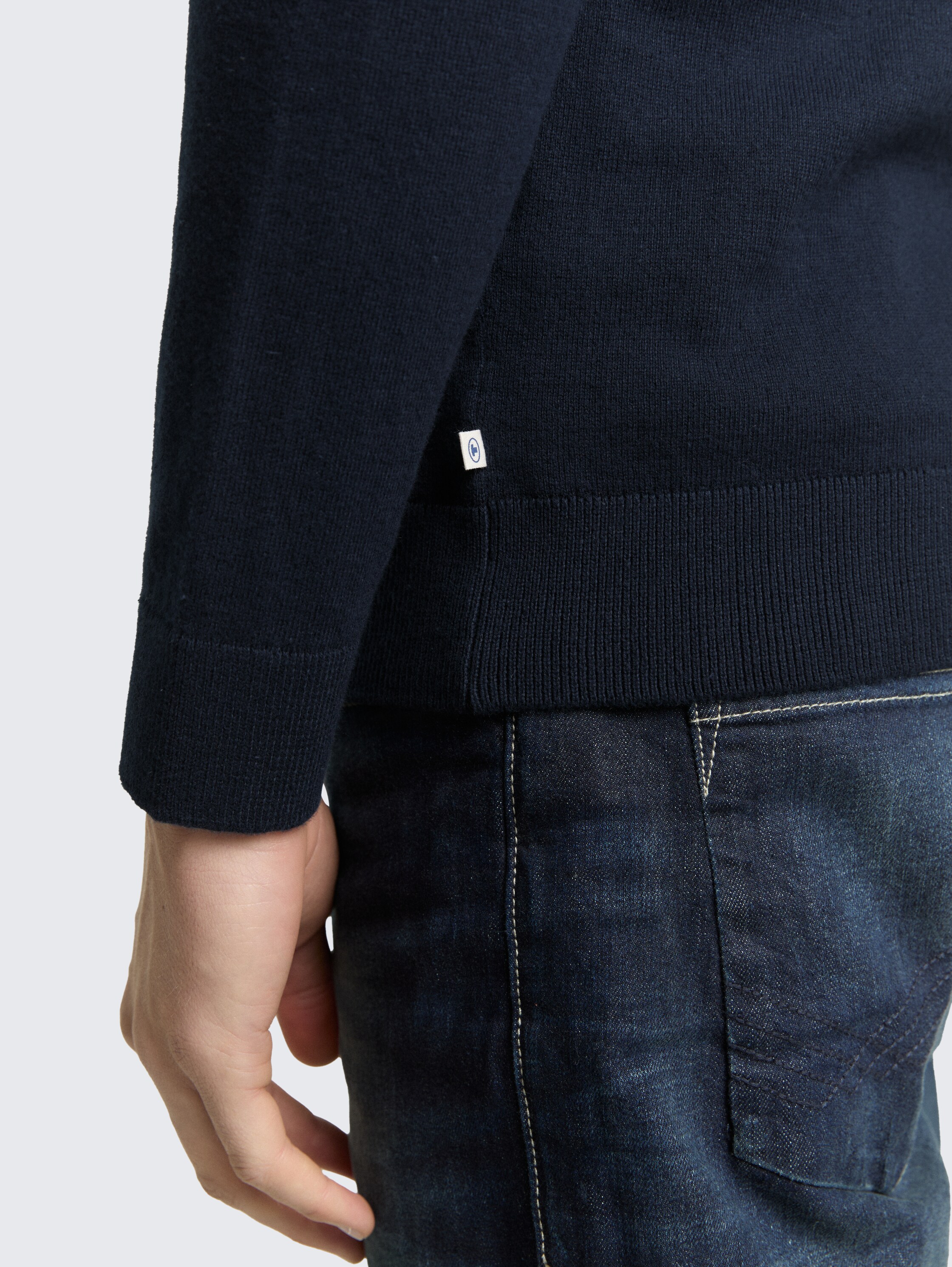 Basic Strickpullover aus Baumwolle - sky captain blue - Detail-Model-Ansicht