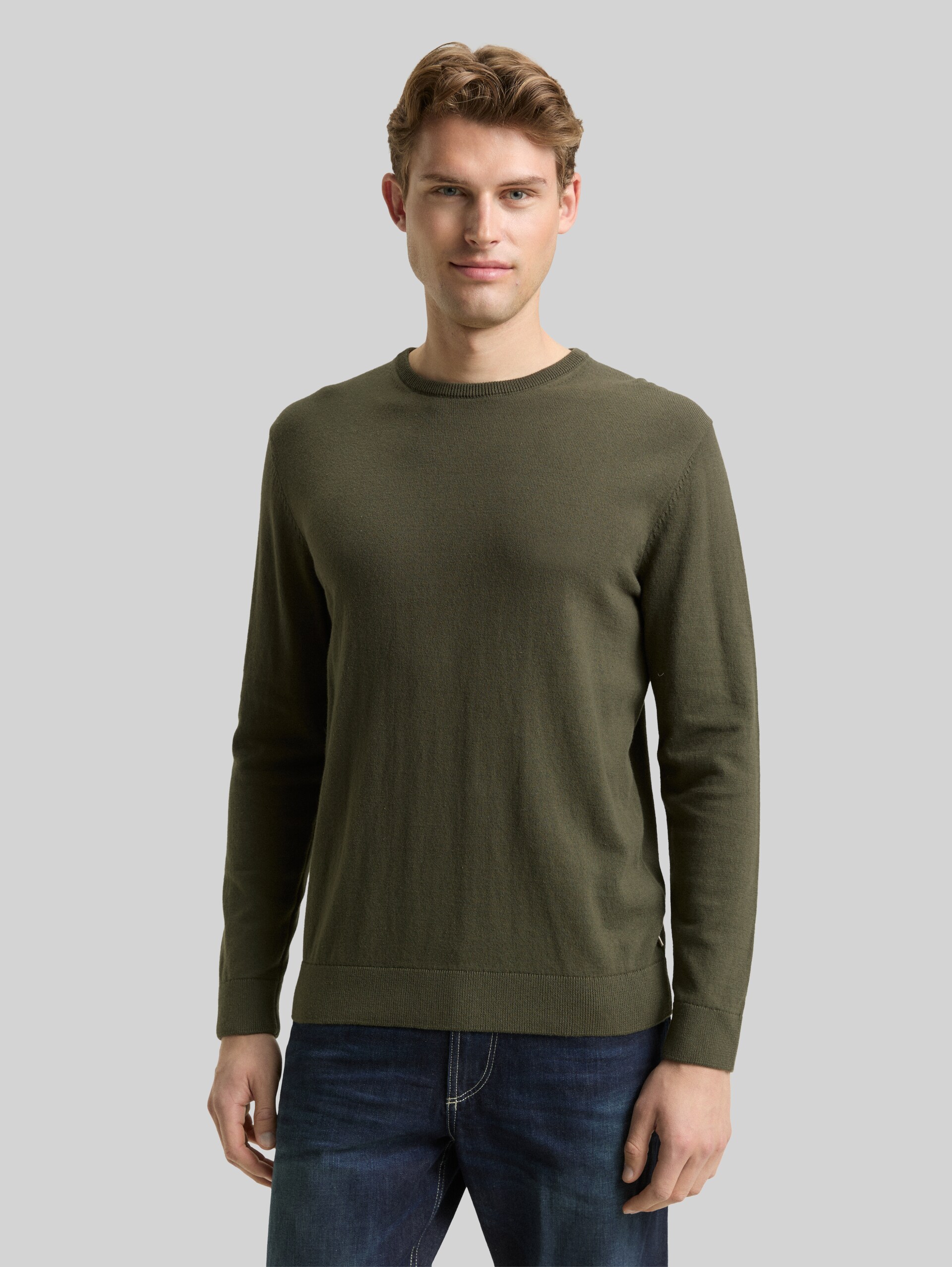 Basic knitted jumper in cotton - Deep Forest Green - Neckline model front view