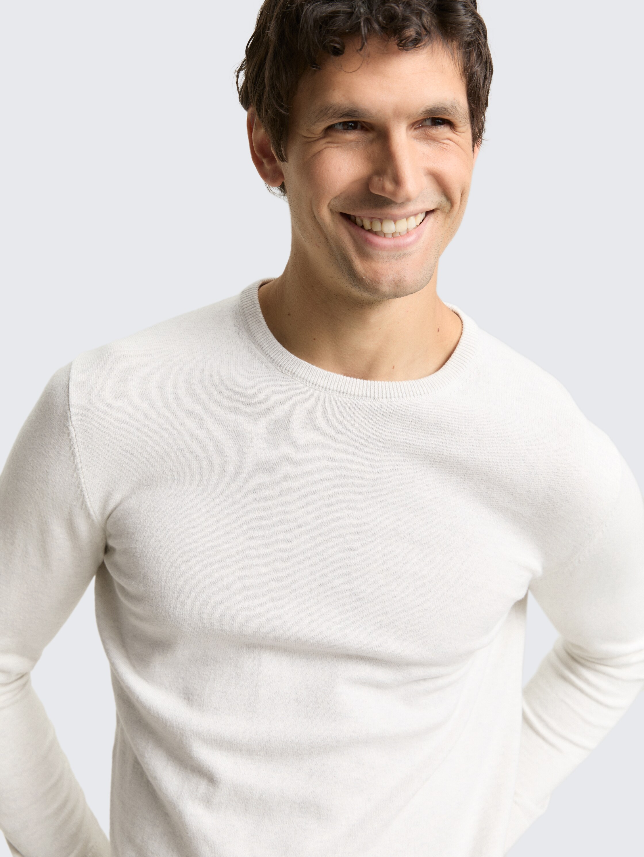 Basic Strickpullover aus Baumwolle - Soft Vanilla Melange - Detail-Model-Ansicht