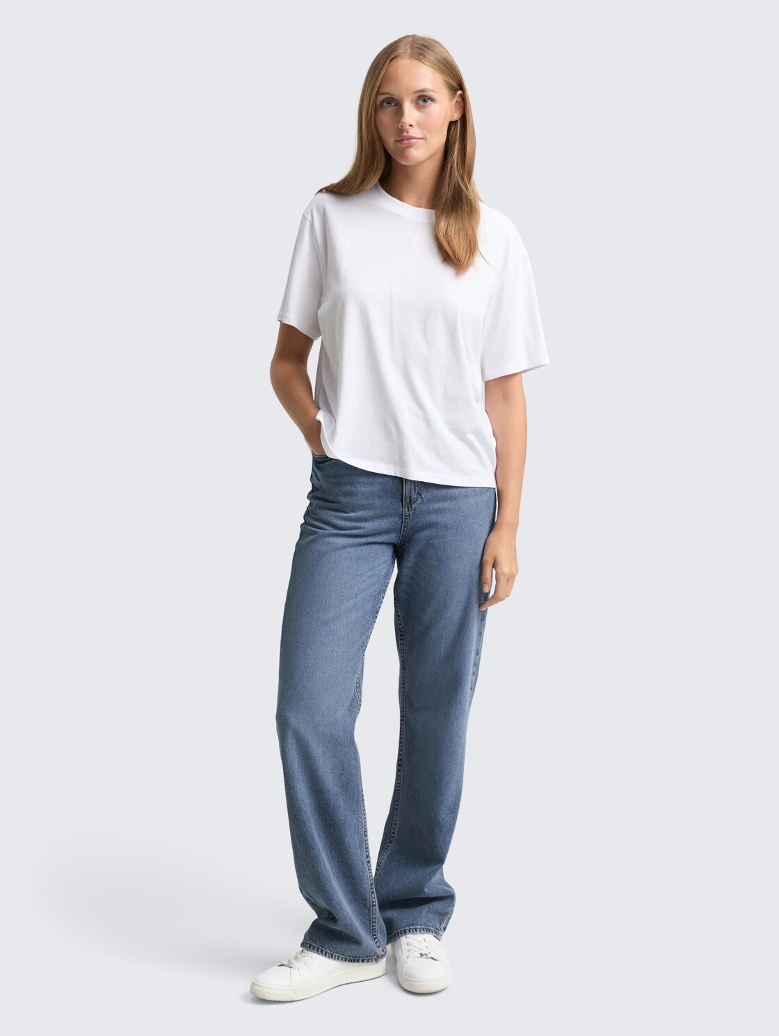 TTELIN STRAIGHT Jeans - Tinted Blue Denim - Model-Vorderansicht