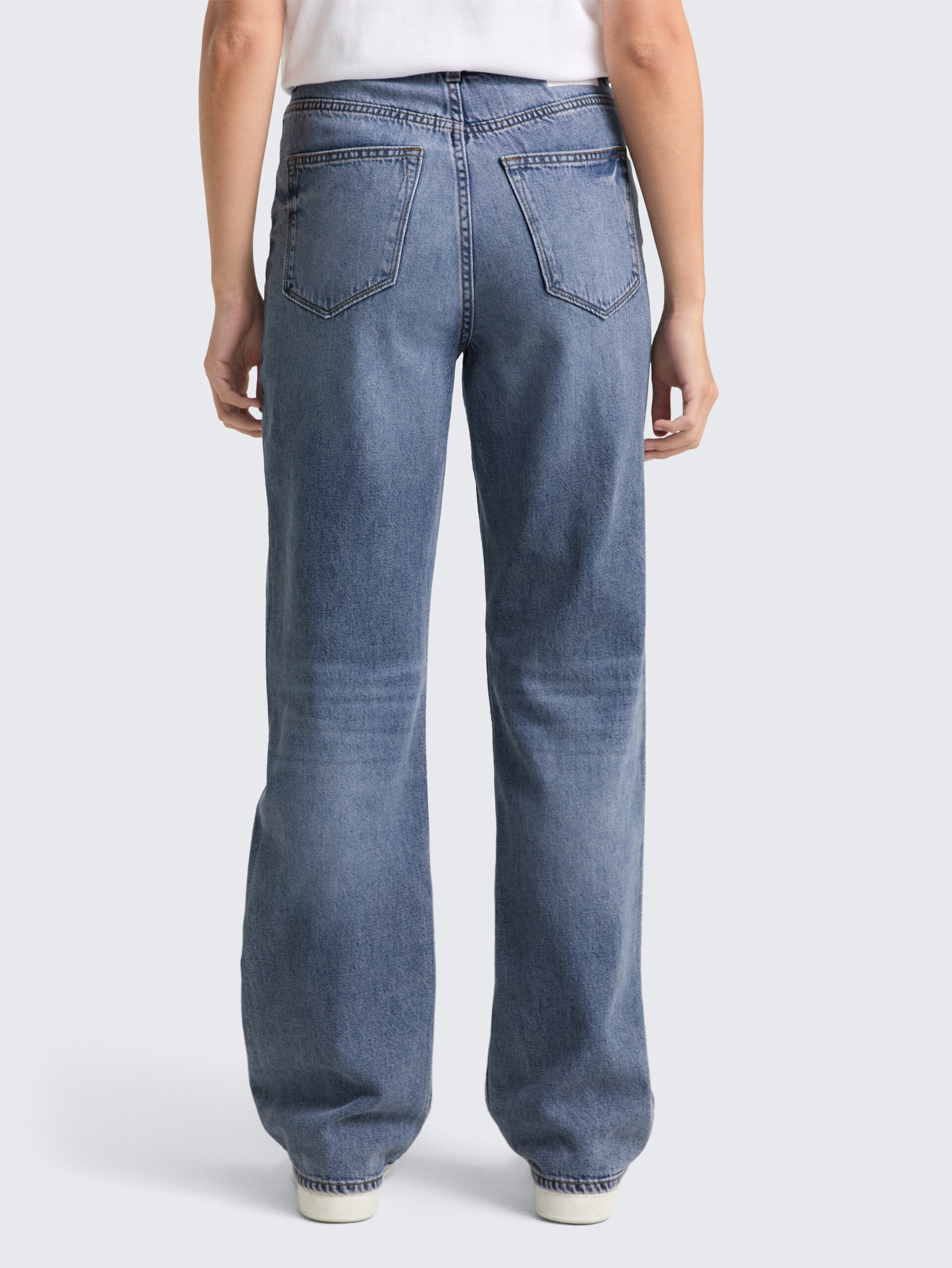 TTELIN STRAIGHT Jeans - Tinted Blue Denim - Auschnitt Model-Rückansicht