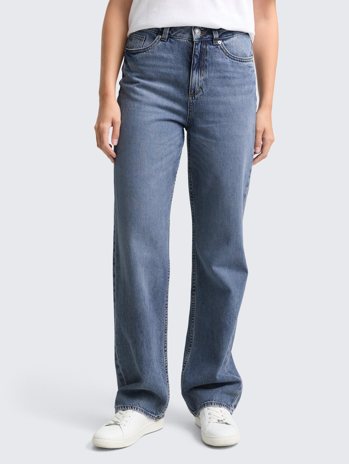 TTELIN STRAIGHT Jeans - Tinted Blue Denim - Ausschnitt Model-Vorderansicht