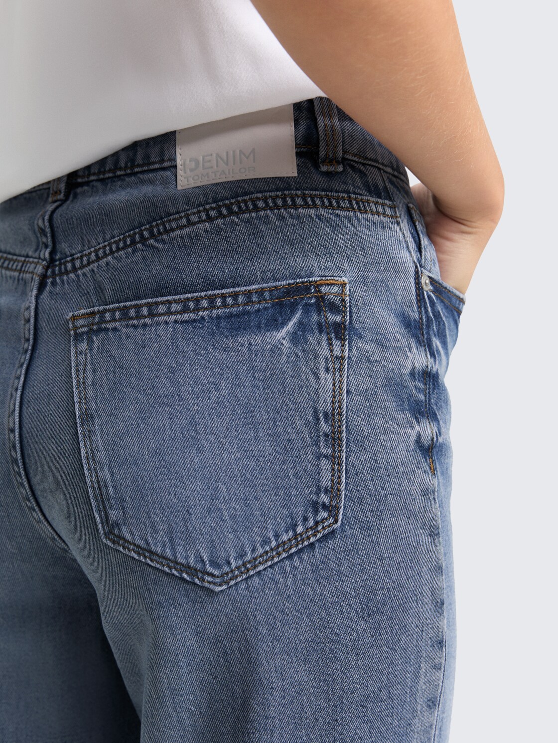 TTELIN STRAIGHT Jeans - Tinted Blue Denim - Detail-Model-Ansicht
