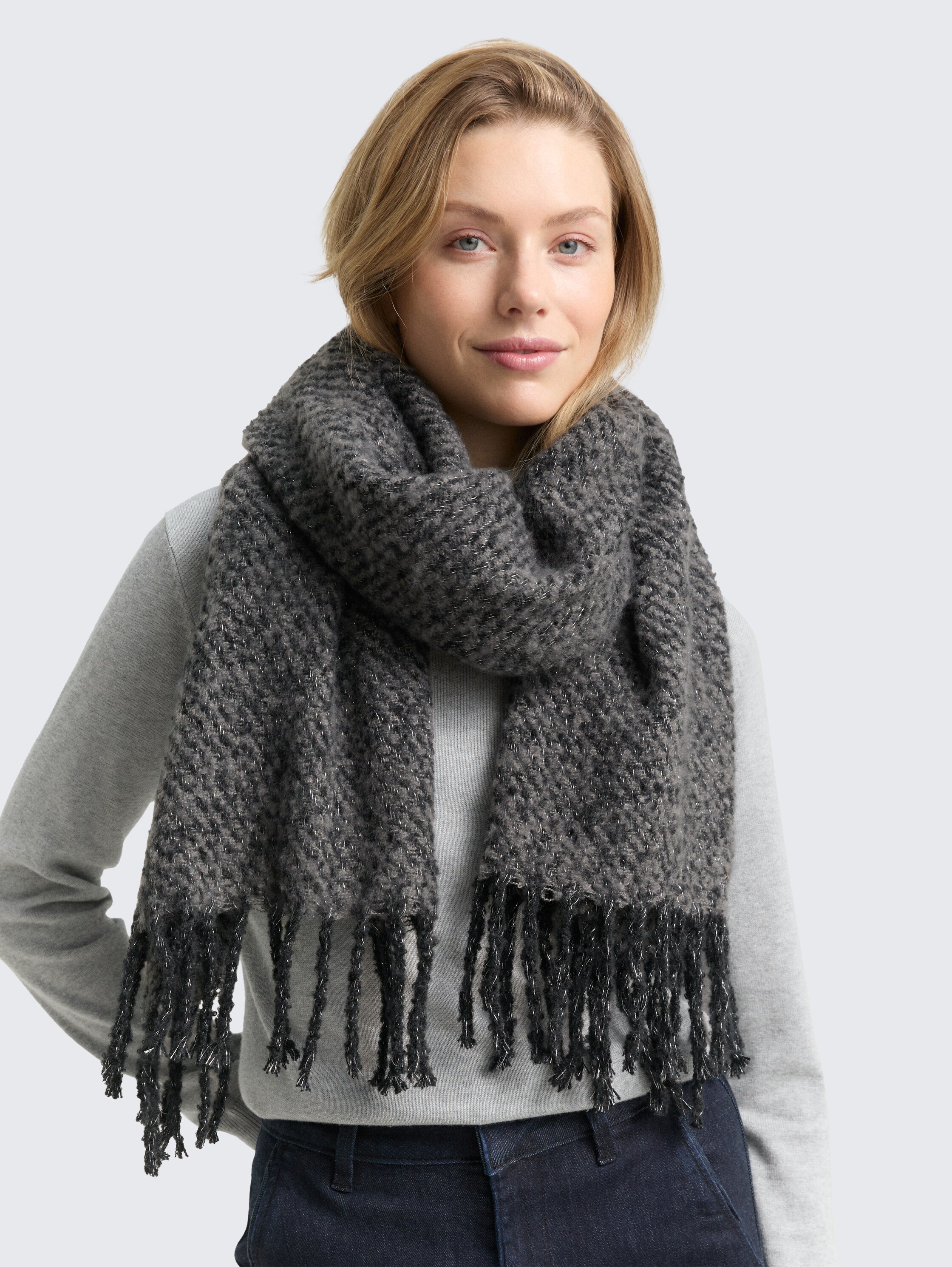 Scarf with glitter effect - deep black - Neckline model front view