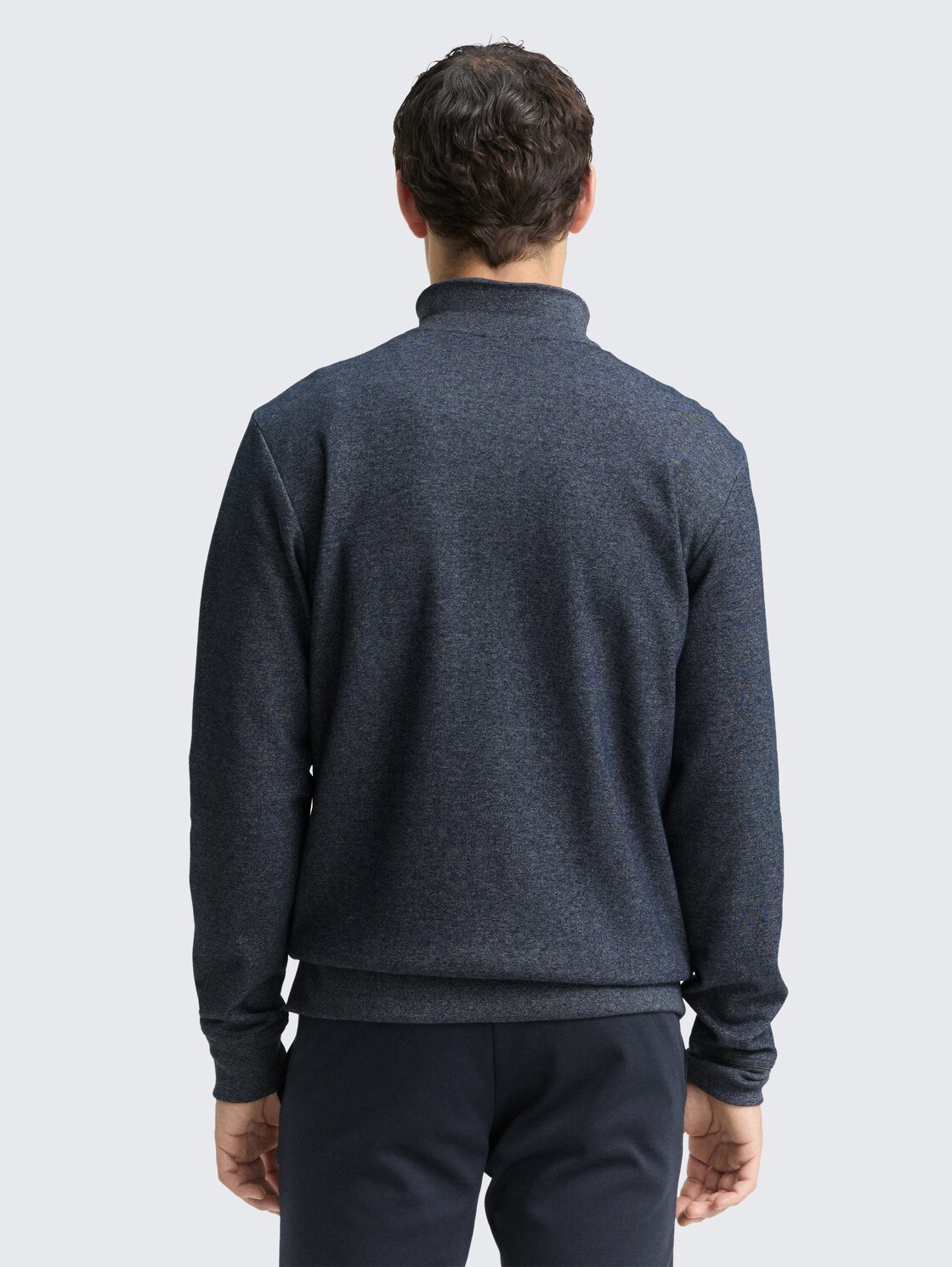 Sweatjacke in Melange-Optik - navy fine yd stripe - Auschnitt Model-Rückansicht