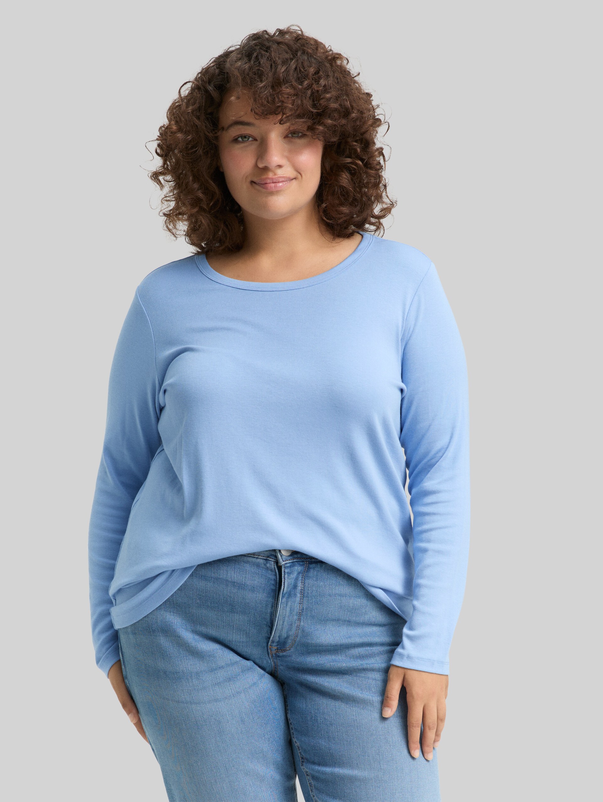 Plus Size - Basic slim fit long-sleeved shirt - light fjord blue - Neckline model front view